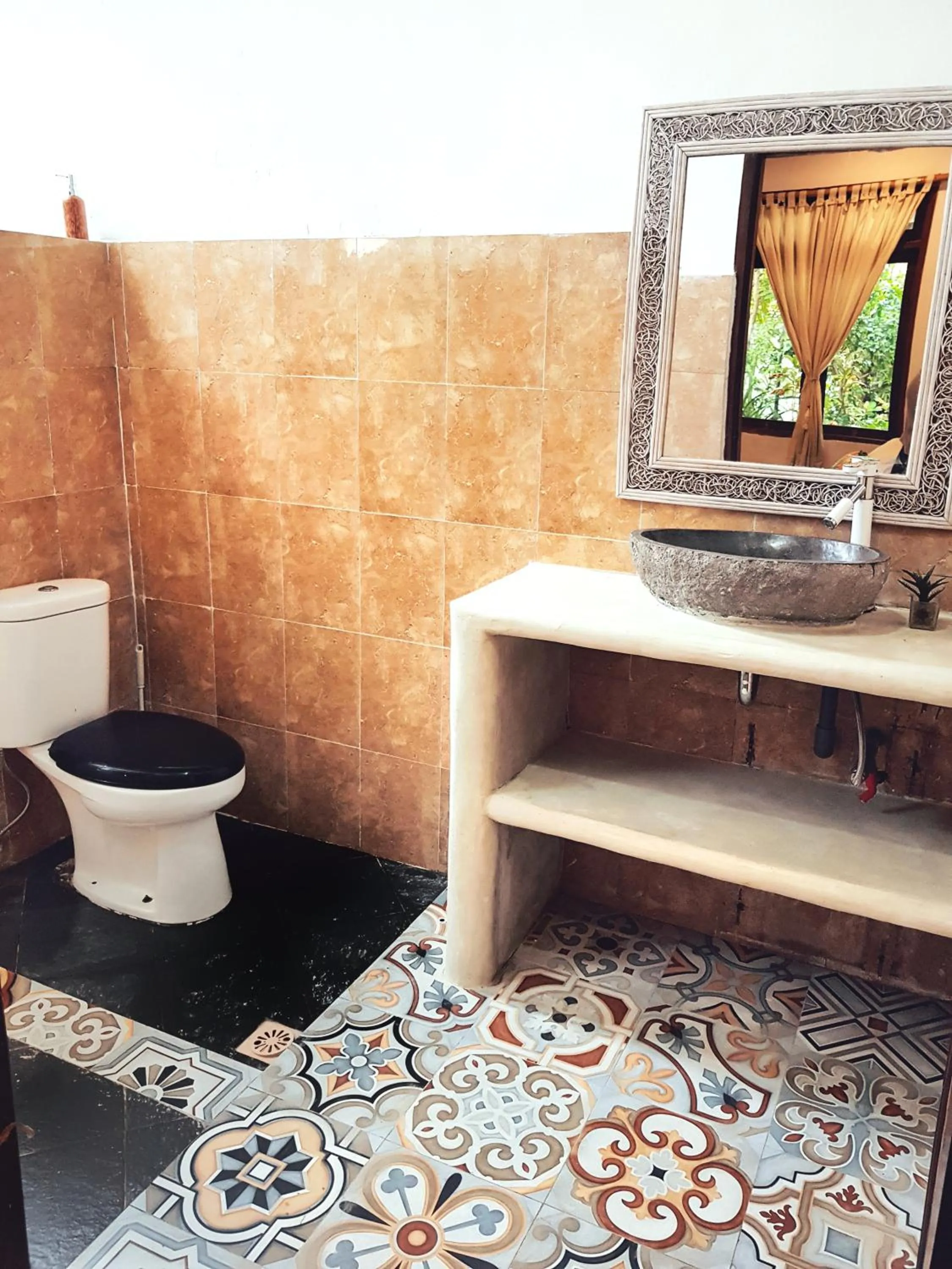 Toilet in Havana Hideaway