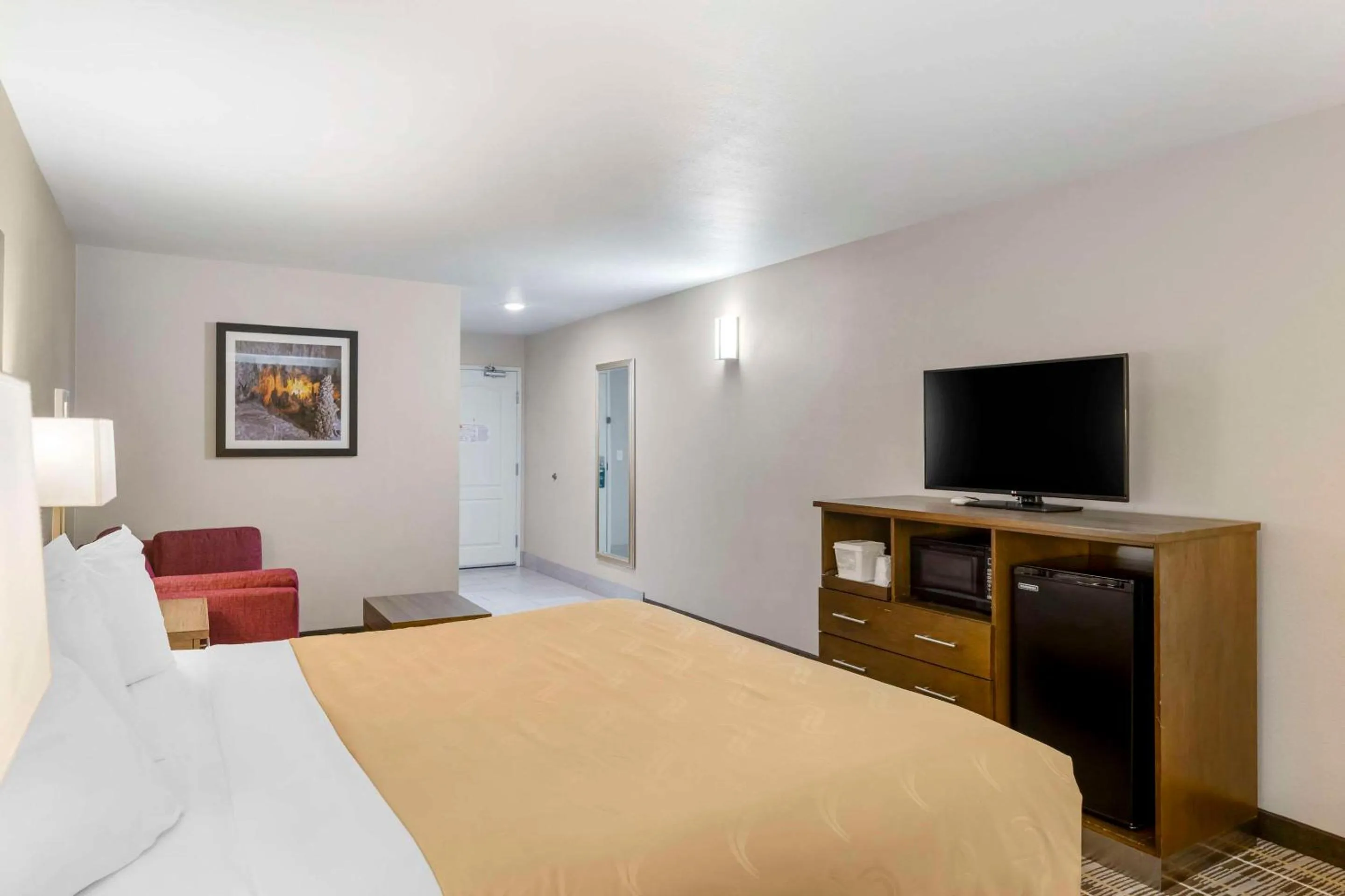Bedroom, Bed in Quality Inn & Suites Carlsbad Caverns Area
