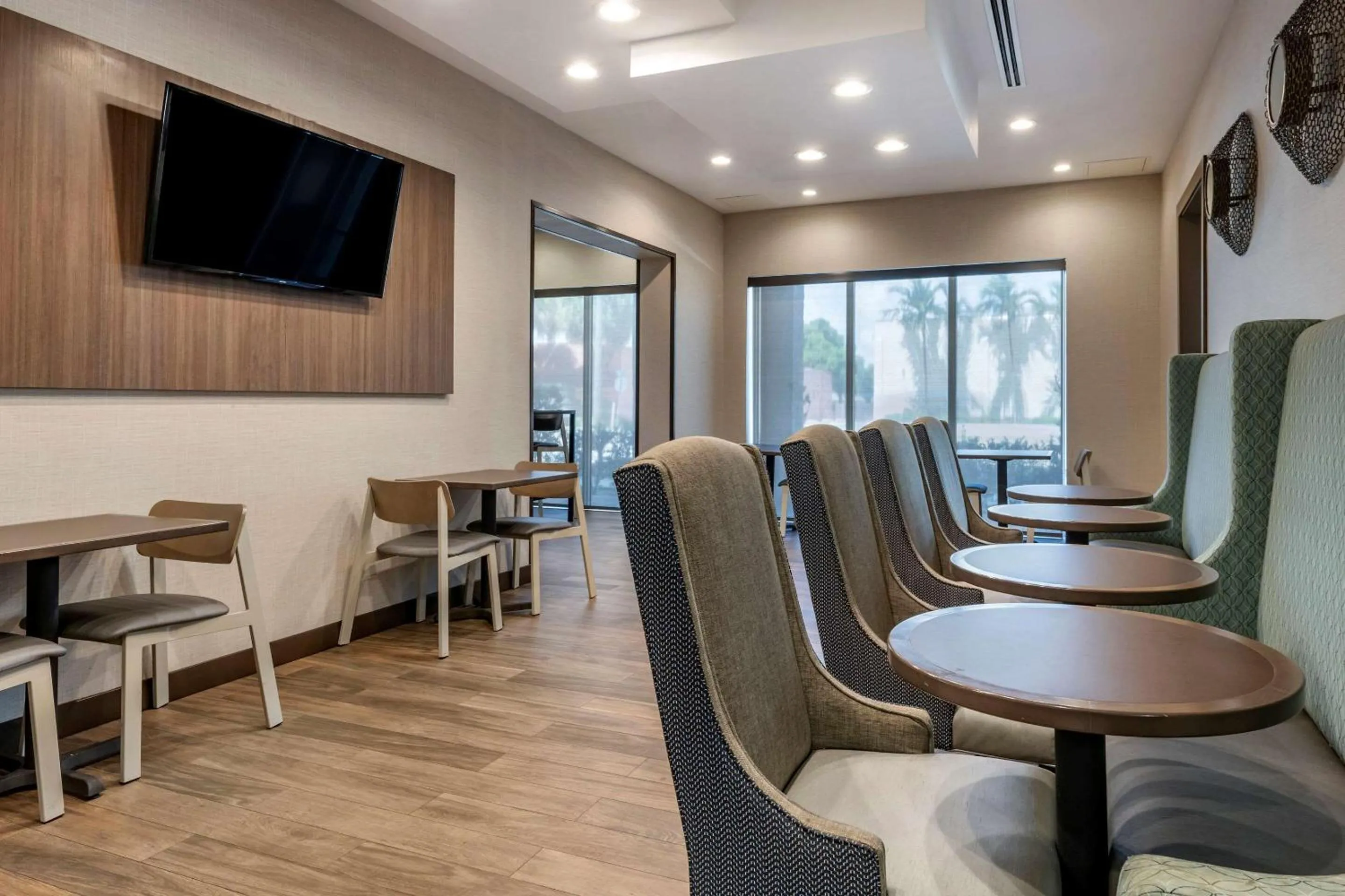 Restaurant/places to eat in Comfort Suites Fort Lauderdale Airport & Cruise Port