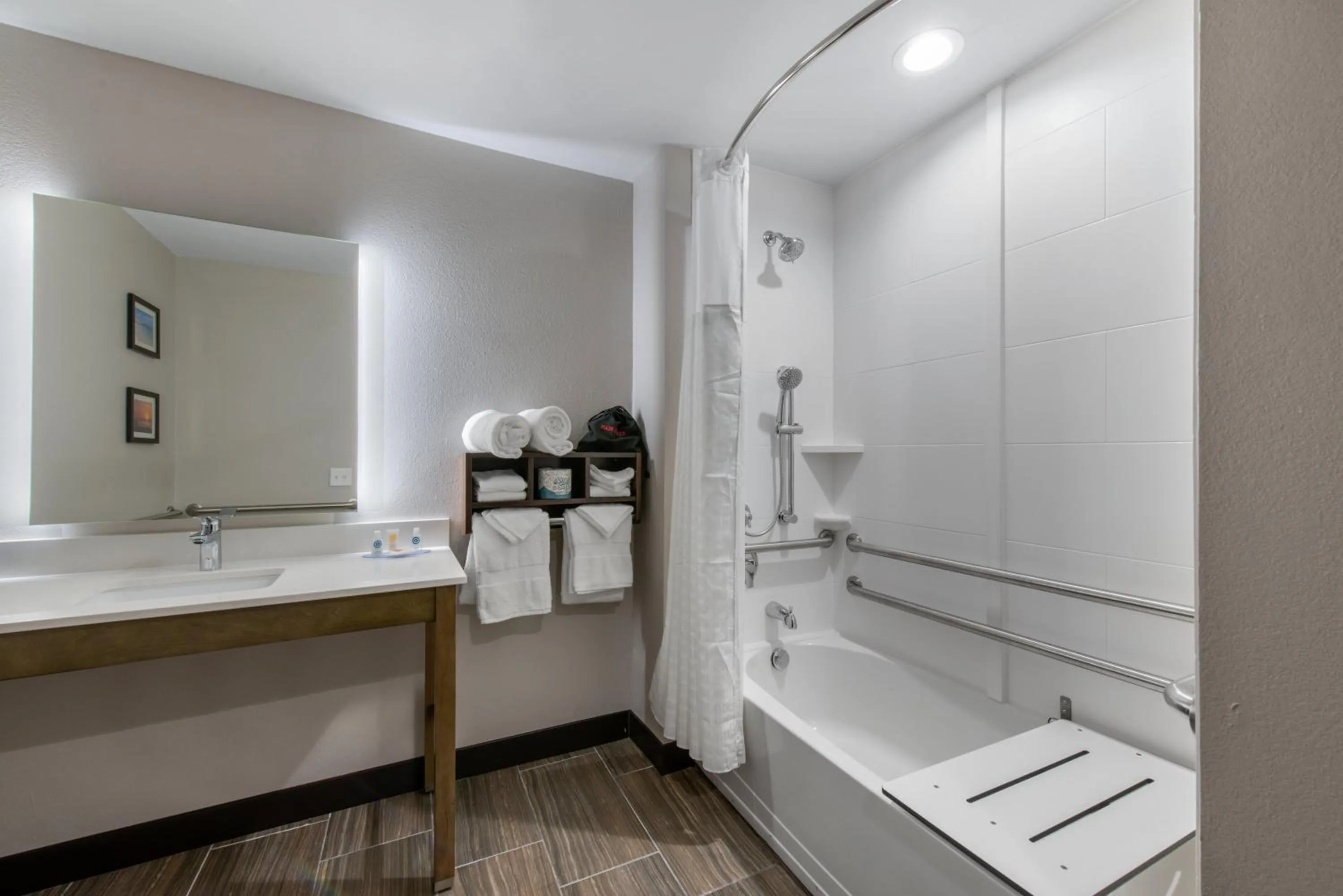 Bathroom in Comfort Suites Fort Lauderdale Airport & Cruise Port