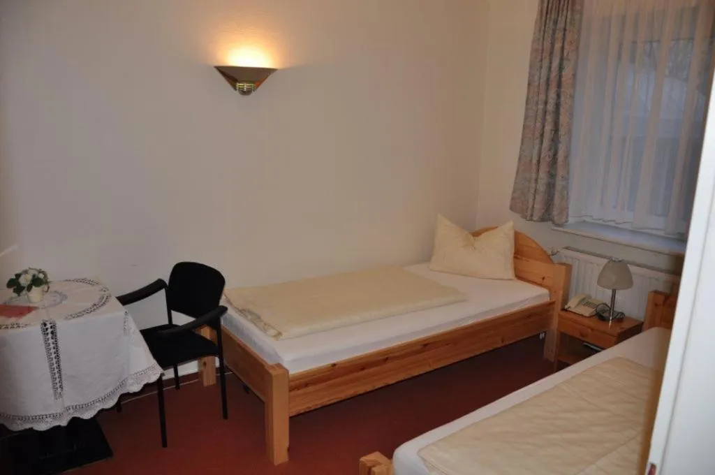 Bedroom, Bed in Hotel-Café Kampe