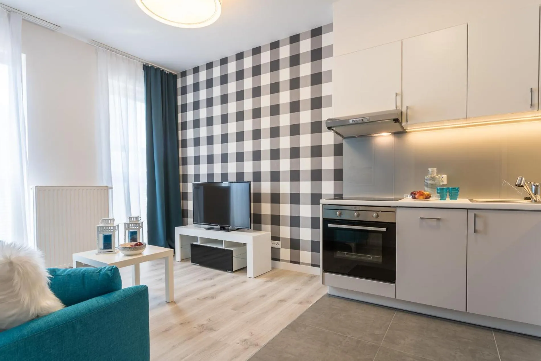 TV and multimedia in Deluxe Apartments by The Railway Station Wroclaw - parking w cenie
