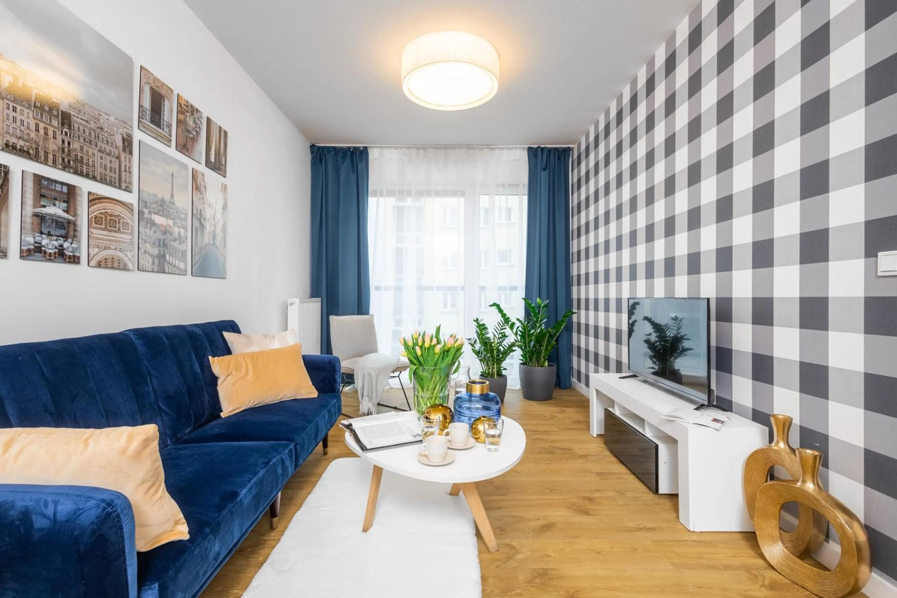 TV and multimedia in Deluxe Apartments by The Railway Station Wroclaw - parking w cenie