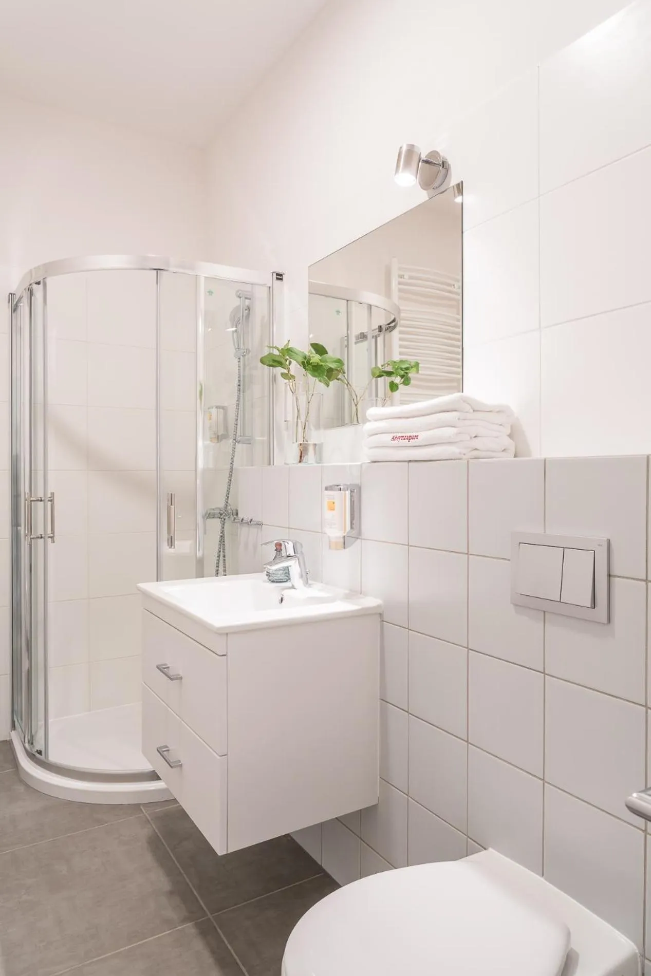 Shower in Deluxe Apartments by The Railway Station Wroclaw - parking w cenie