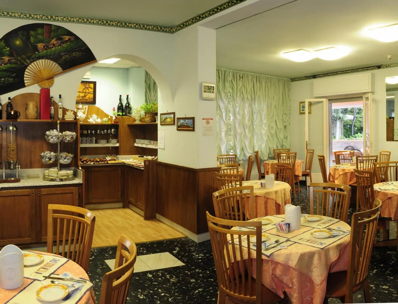 Restaurant/places to eat in Hotel Daisy