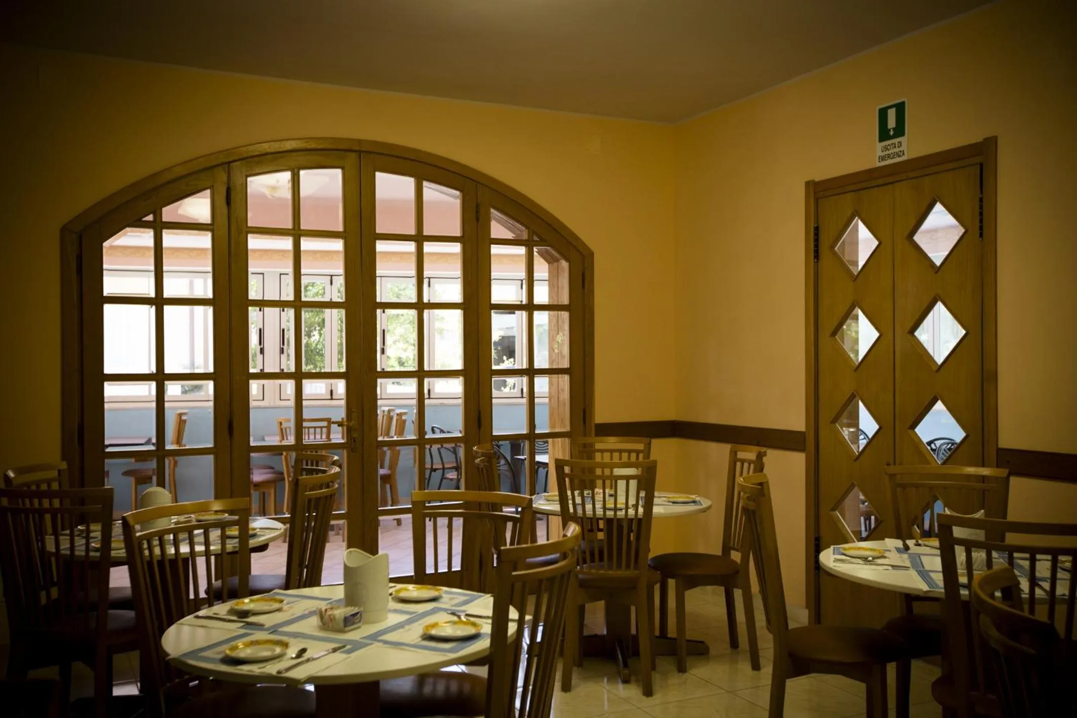 Restaurant/places to eat in Hotel Daisy