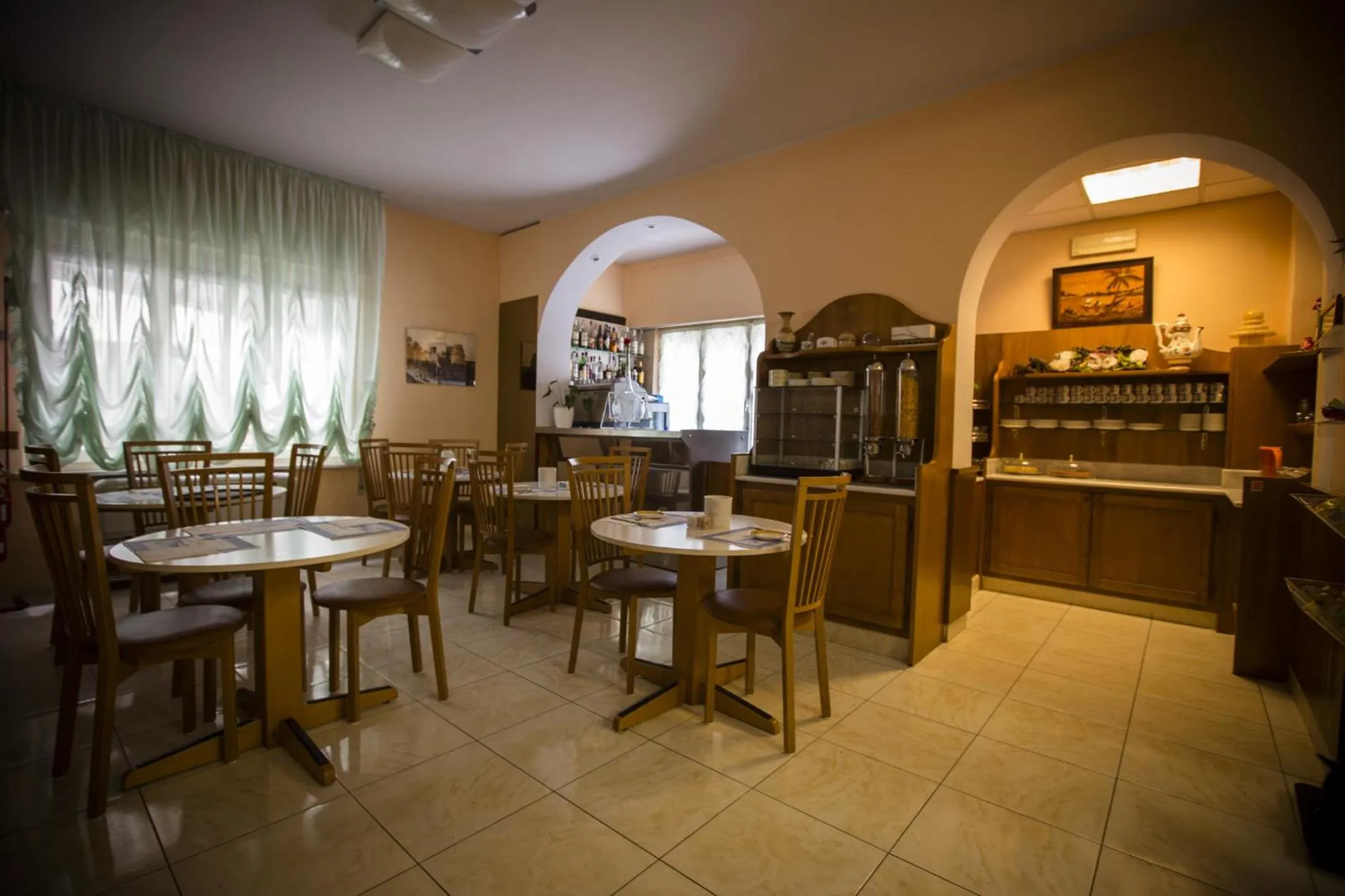 Restaurant/places to eat in Hotel Daisy