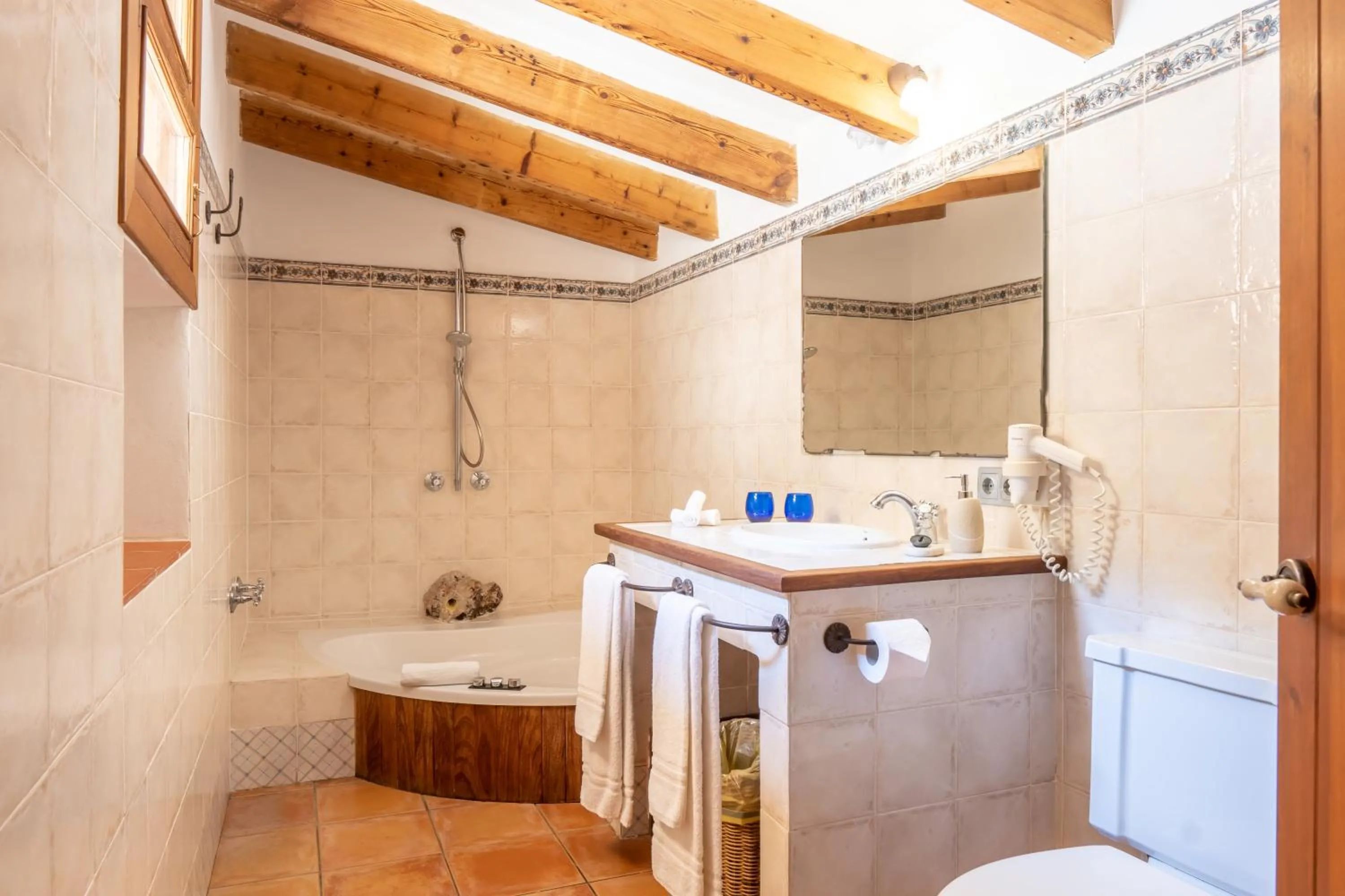 Photo of the whole room in Son Borguny