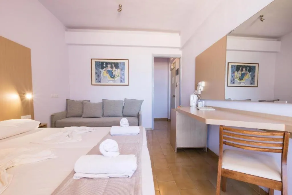 Bedroom, Bed in Atlantis Hotel