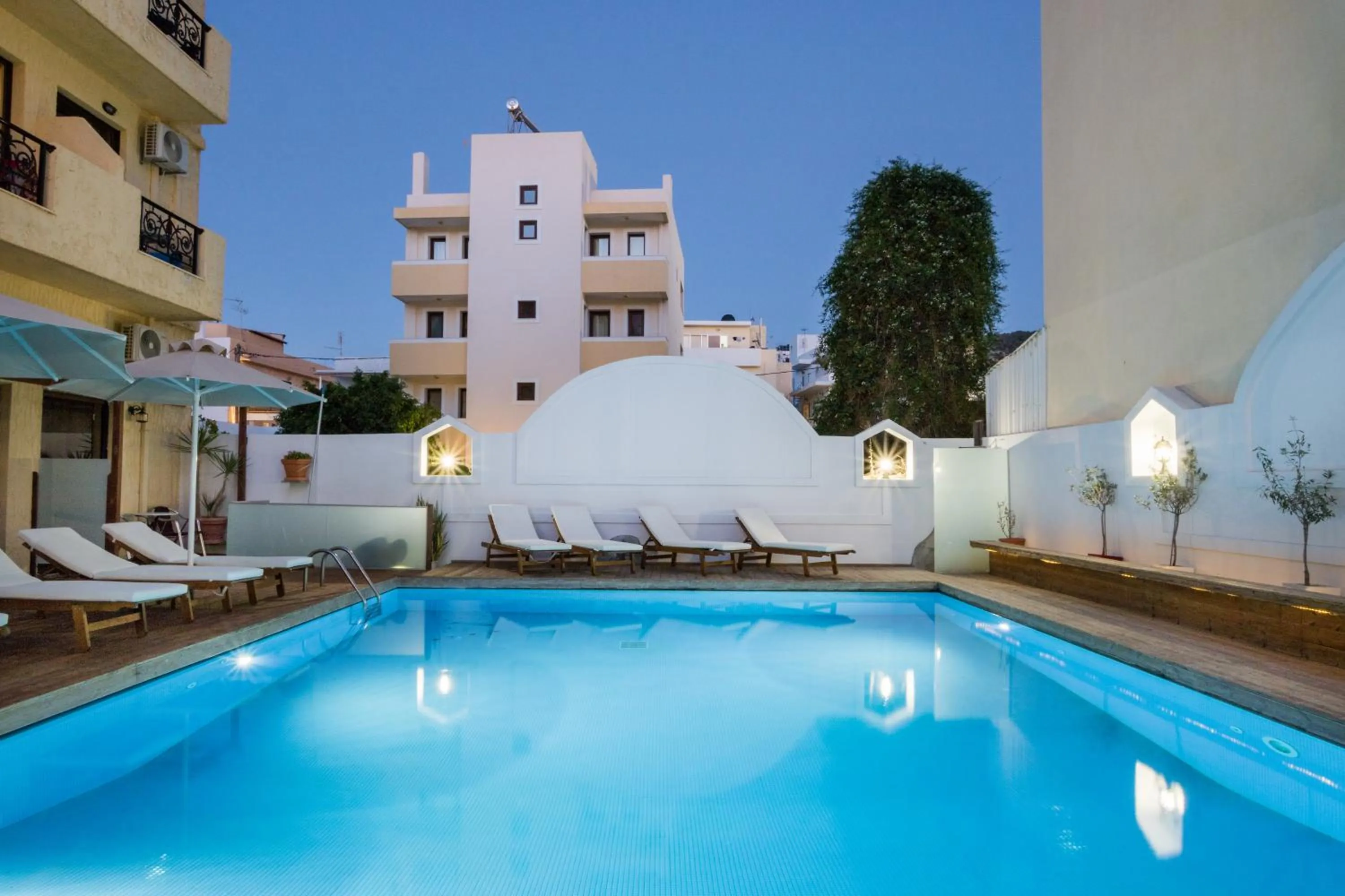 Swimming pool in Atlantis Hotel