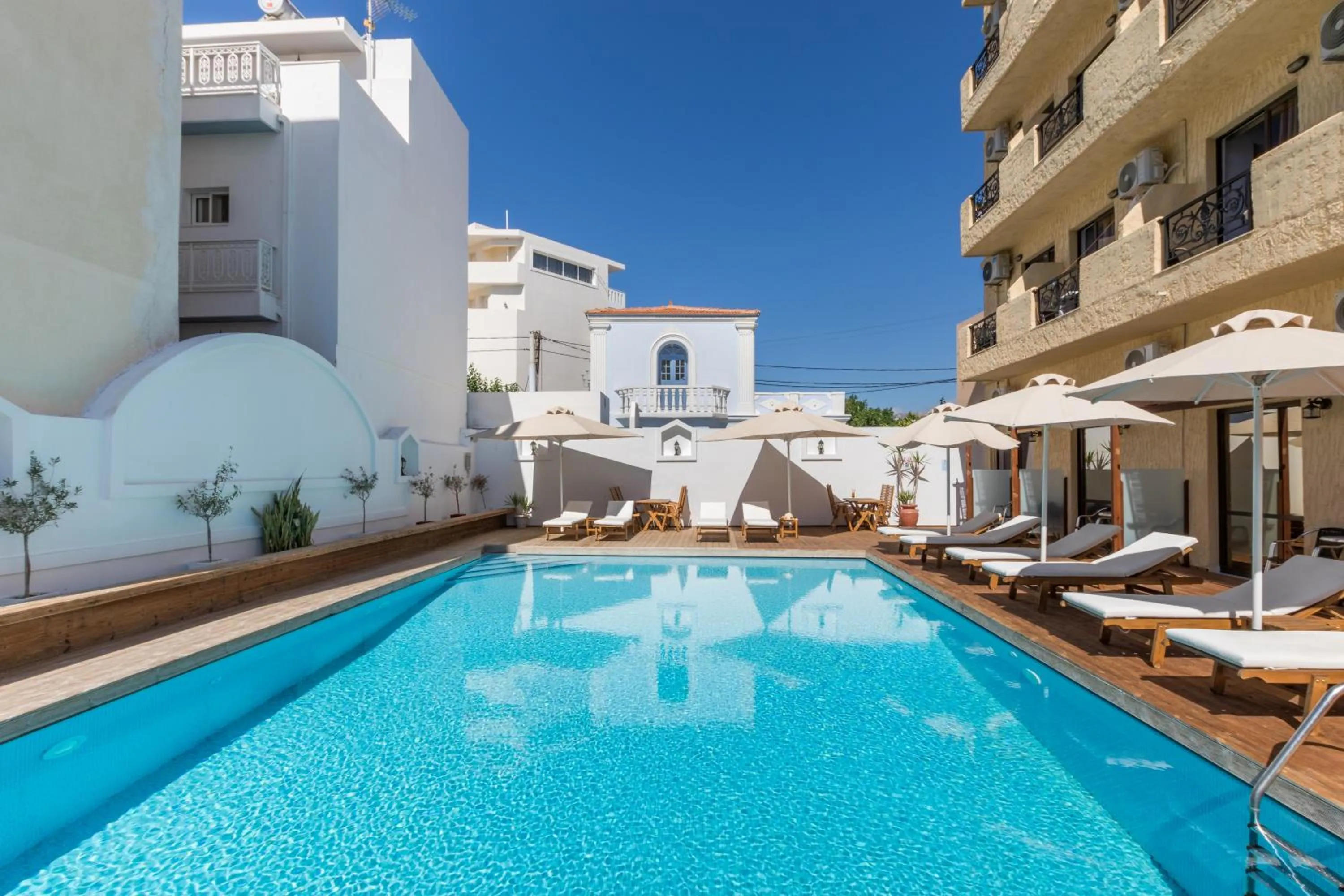 Swimming pool in Atlantis Hotel