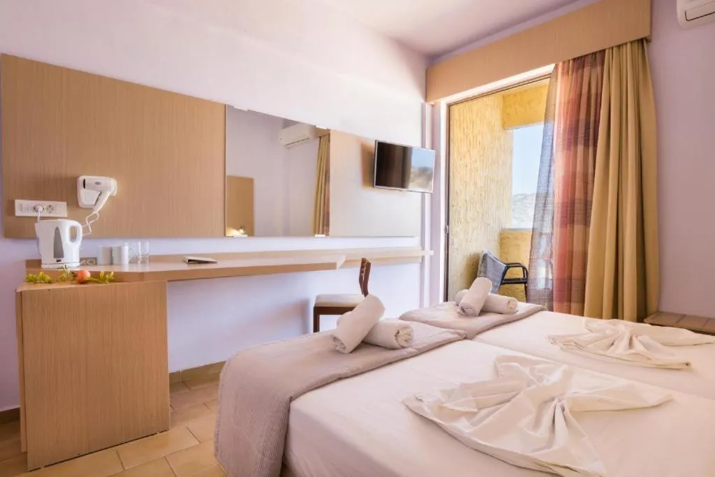 Photo of the whole room, Bed in Atlantis Hotel