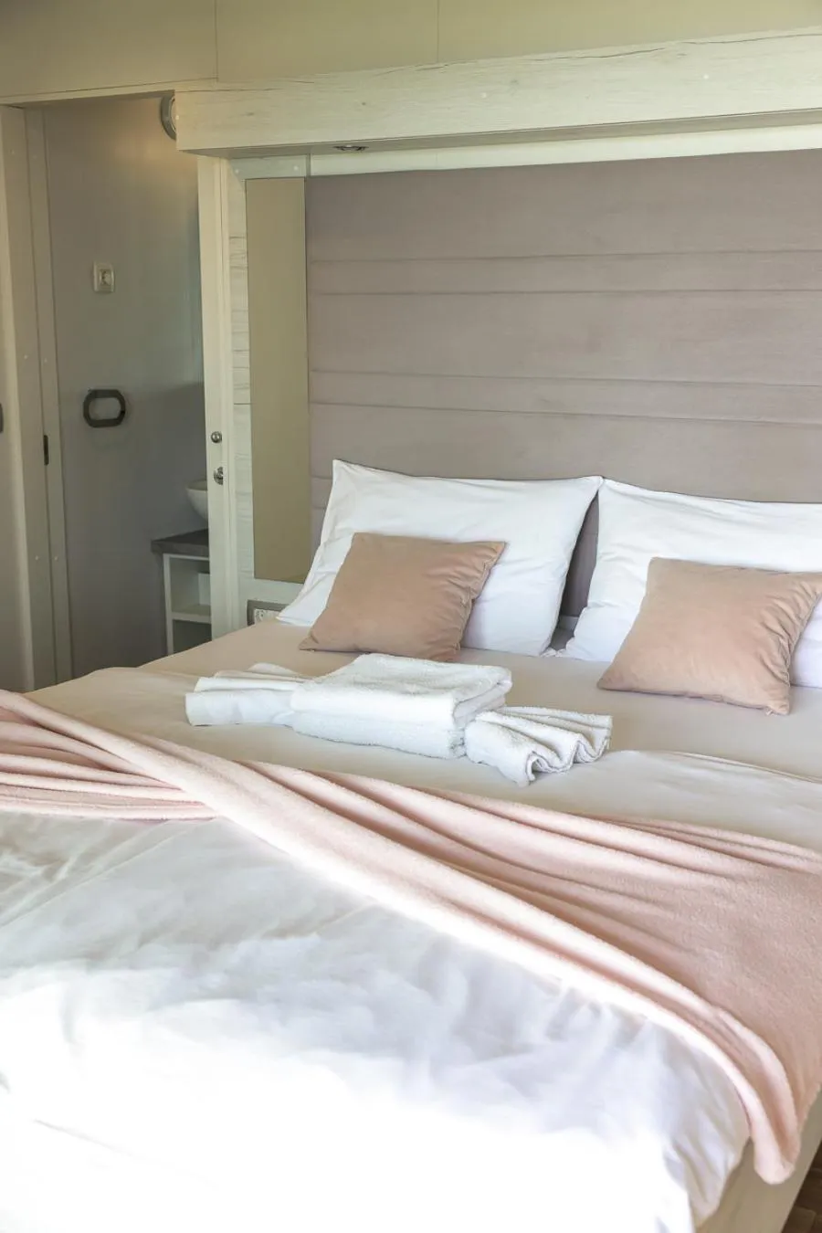 Bed in Camp Vransko lake - Mobile homes