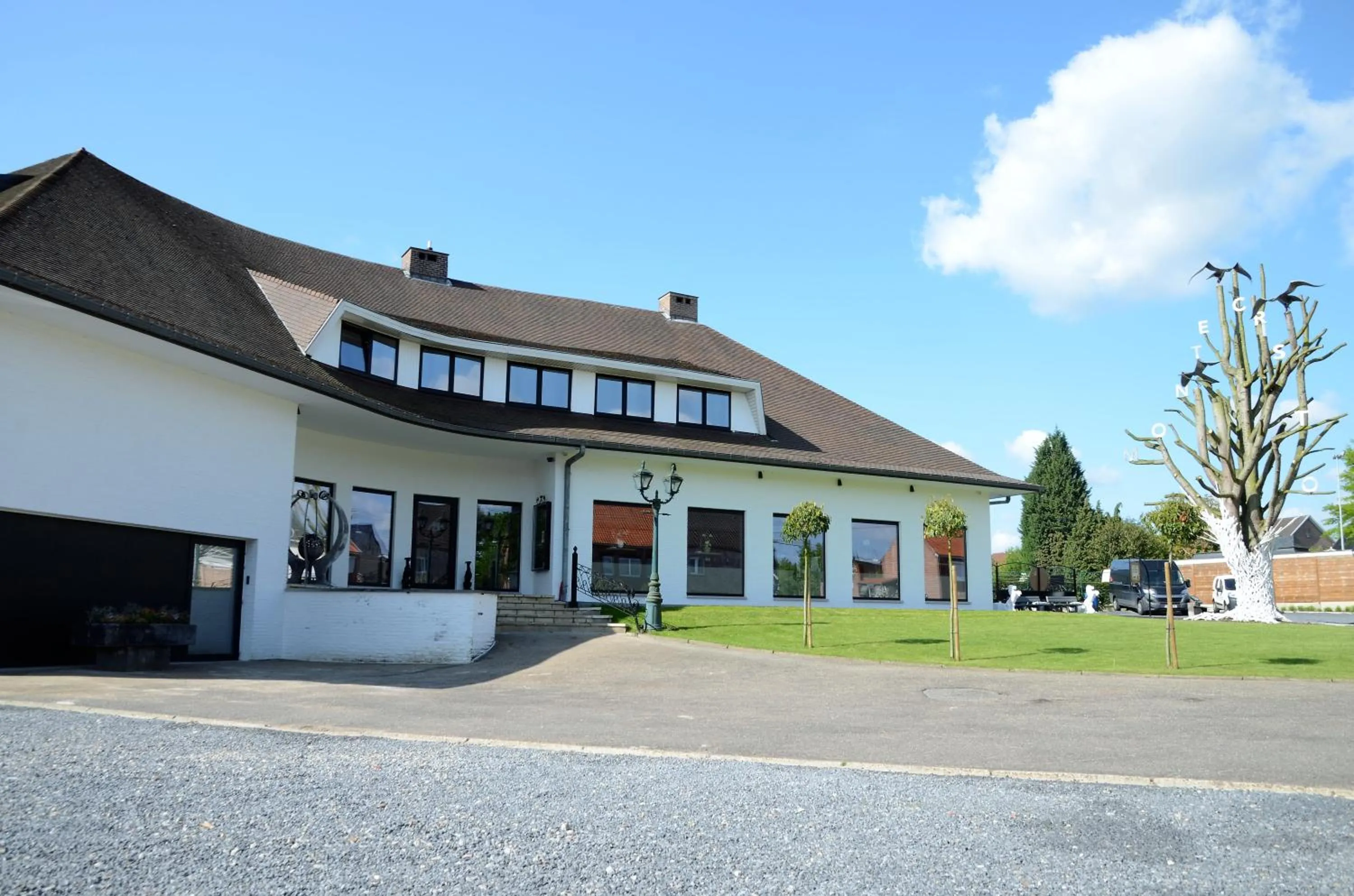 Property building in Hotel Monte Cristo