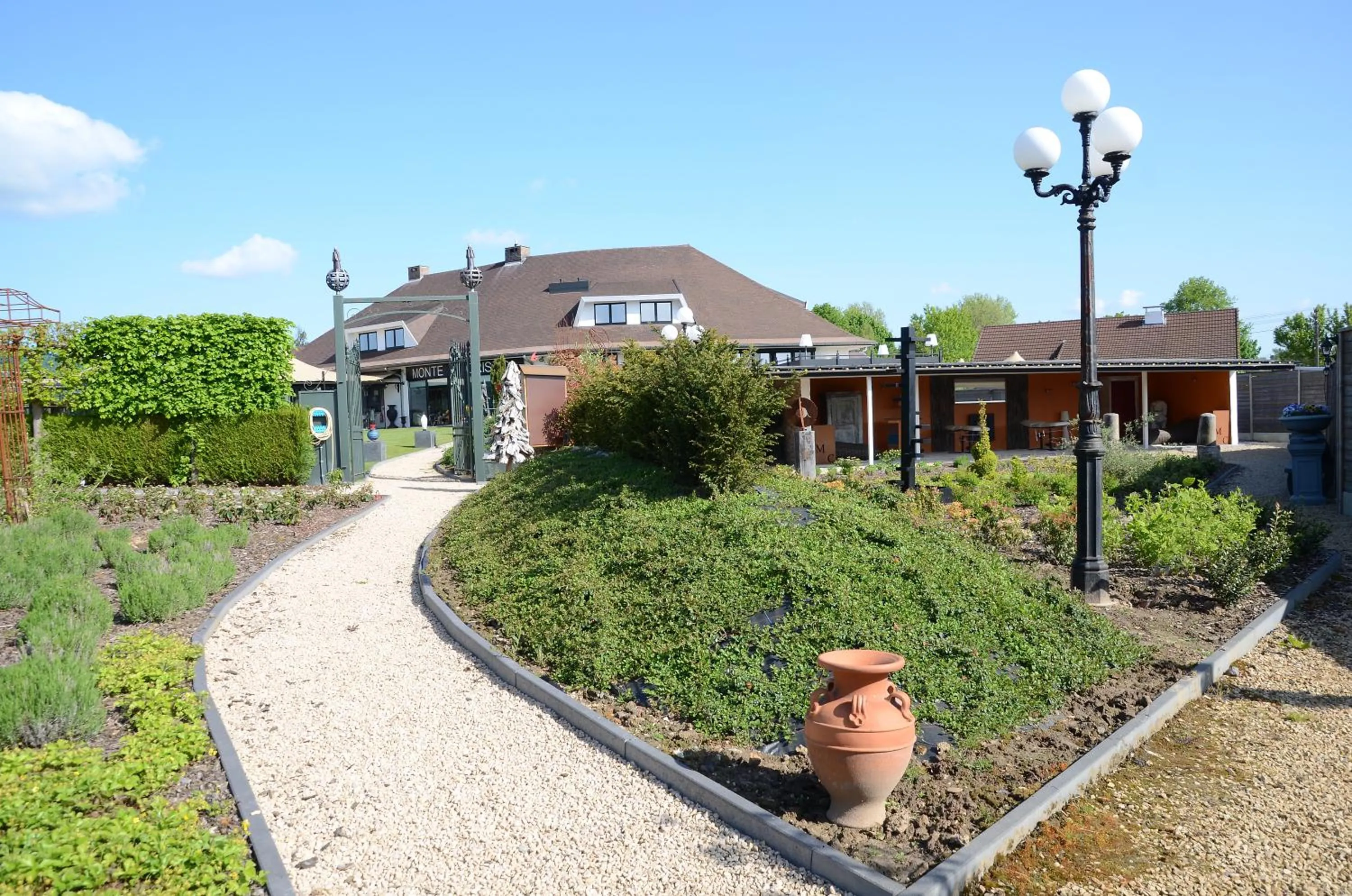 Property building in Hotel Monte Cristo