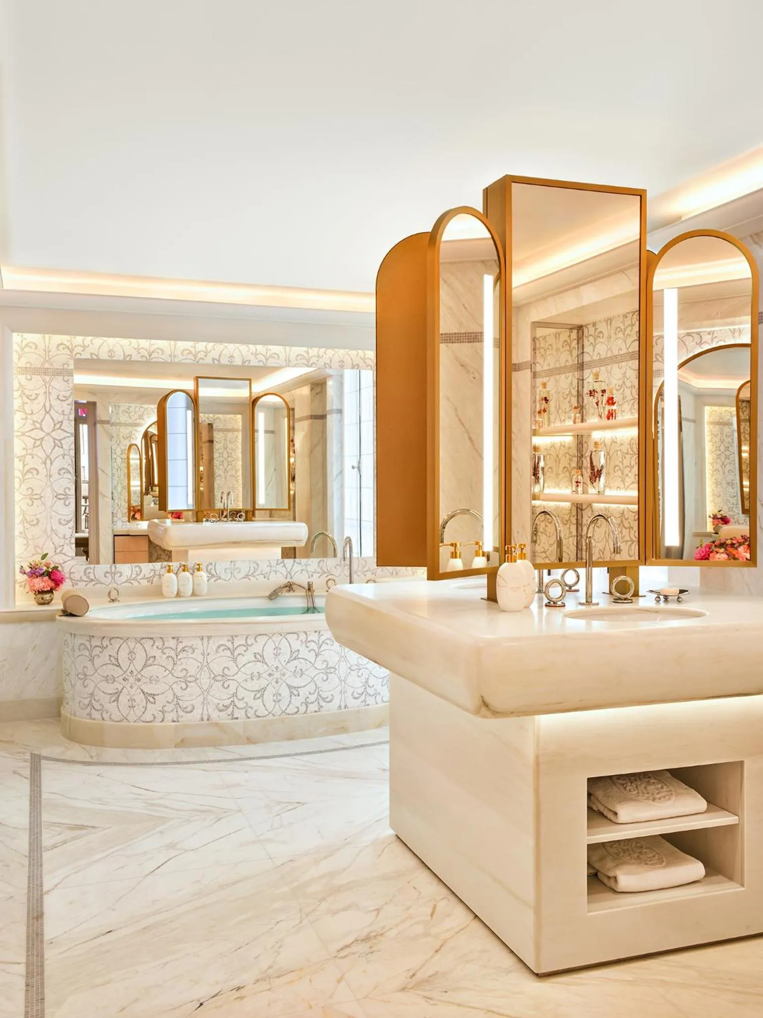 Bathroom in Hôtel Plaza Athénée - Dorchester Collection