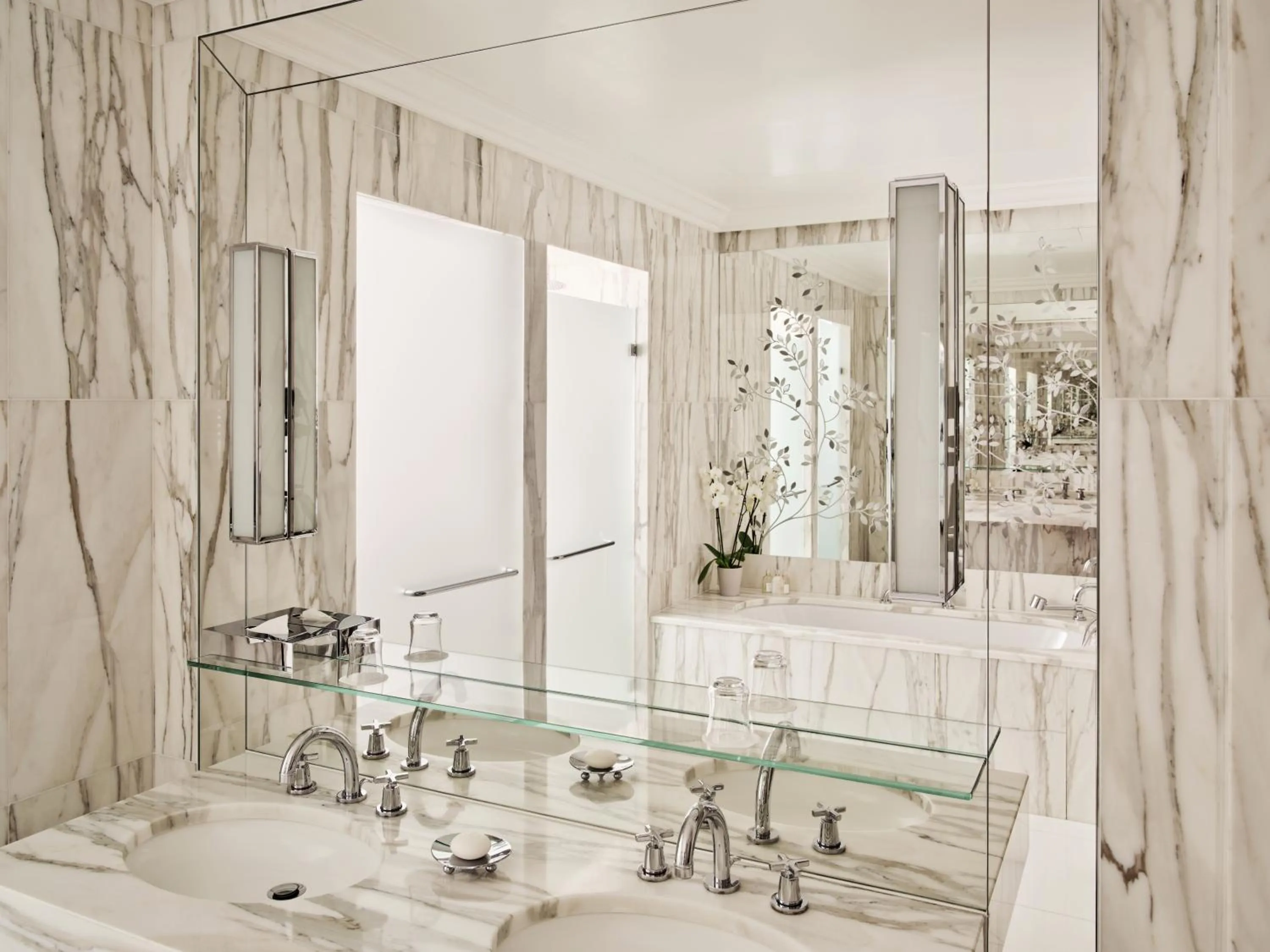 Bathroom in Hôtel Plaza Athénée - Dorchester Collection
