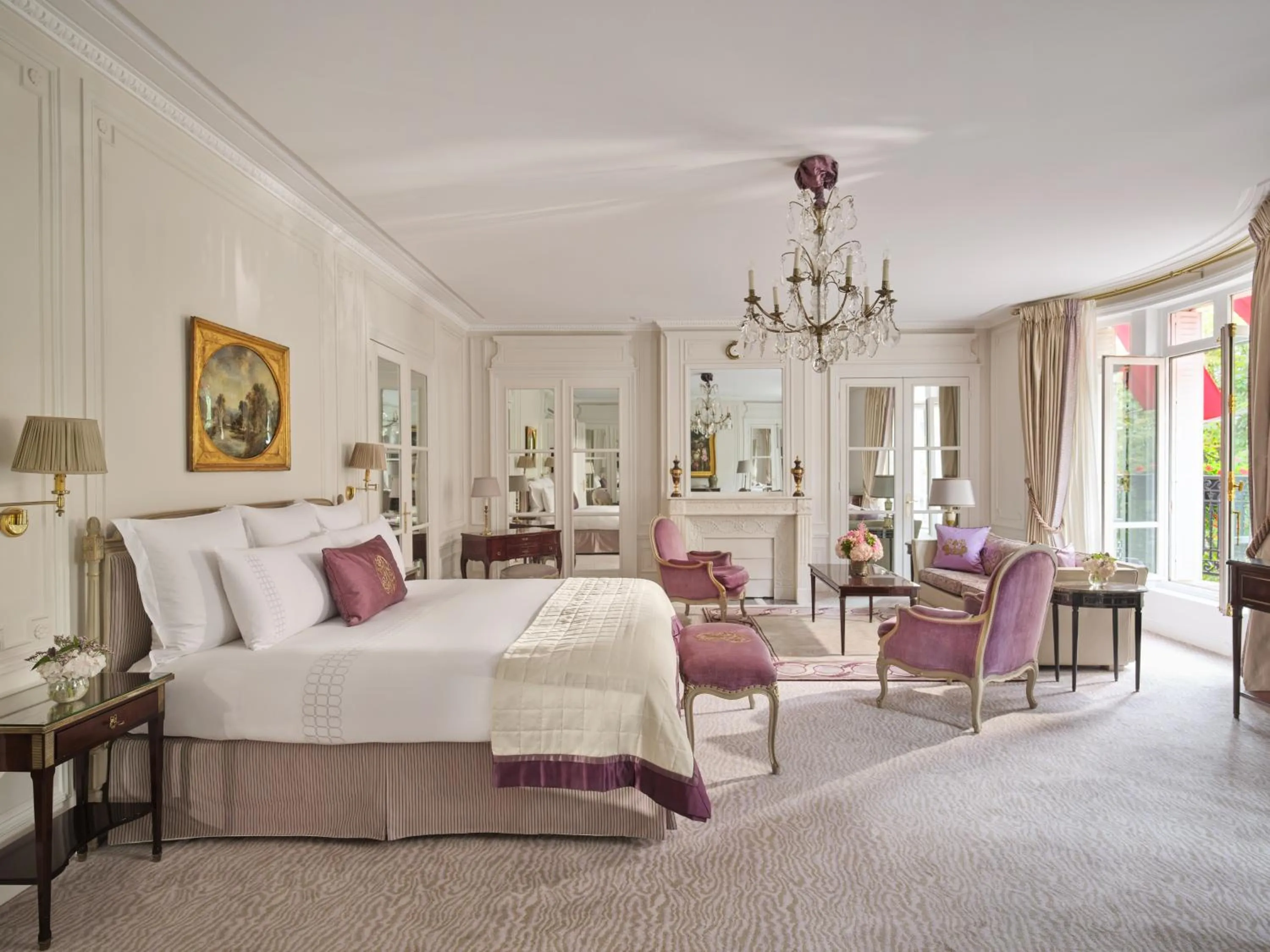 Photo of the whole room, Bed in Hôtel Plaza Athénée - Dorchester Collection