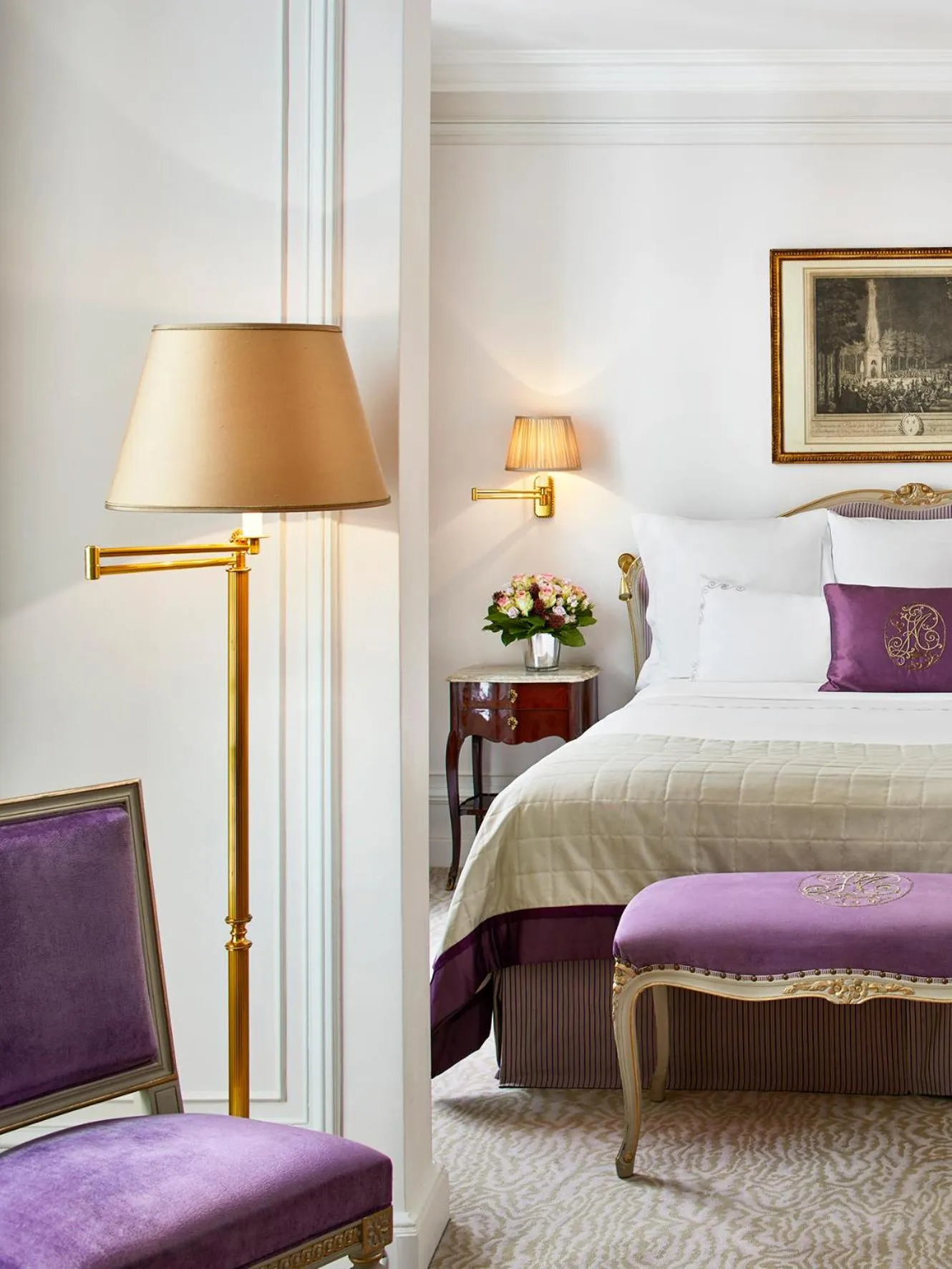 Bed in Hôtel Plaza Athénée - Dorchester Collection