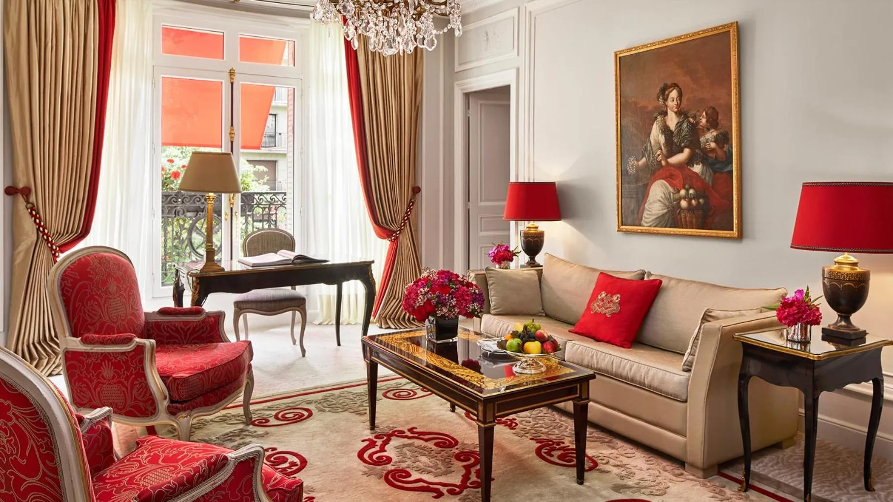 Living room in Hôtel Plaza Athénée - Dorchester Collection