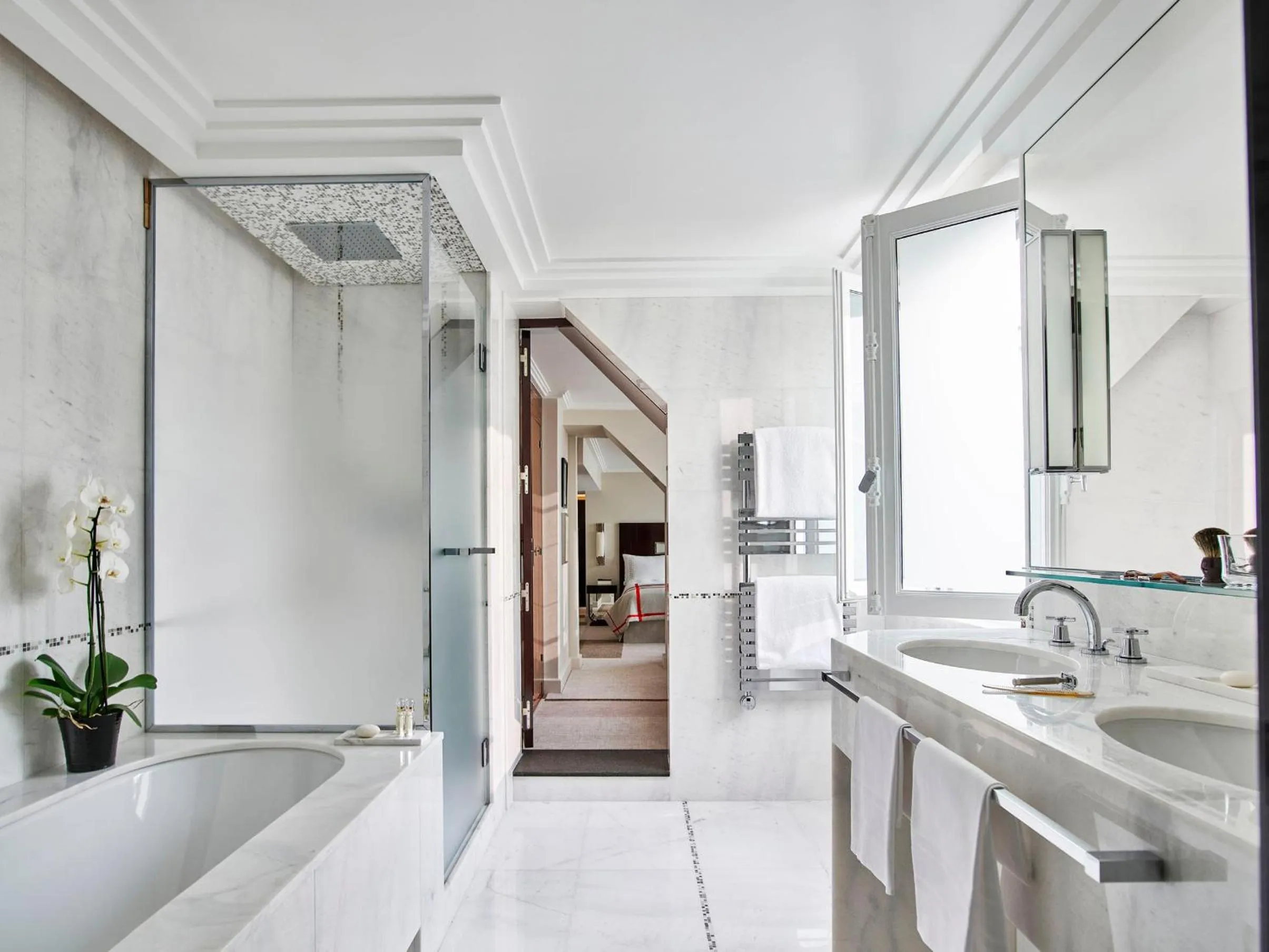 Shower in Hôtel Plaza Athénée - Dorchester Collection