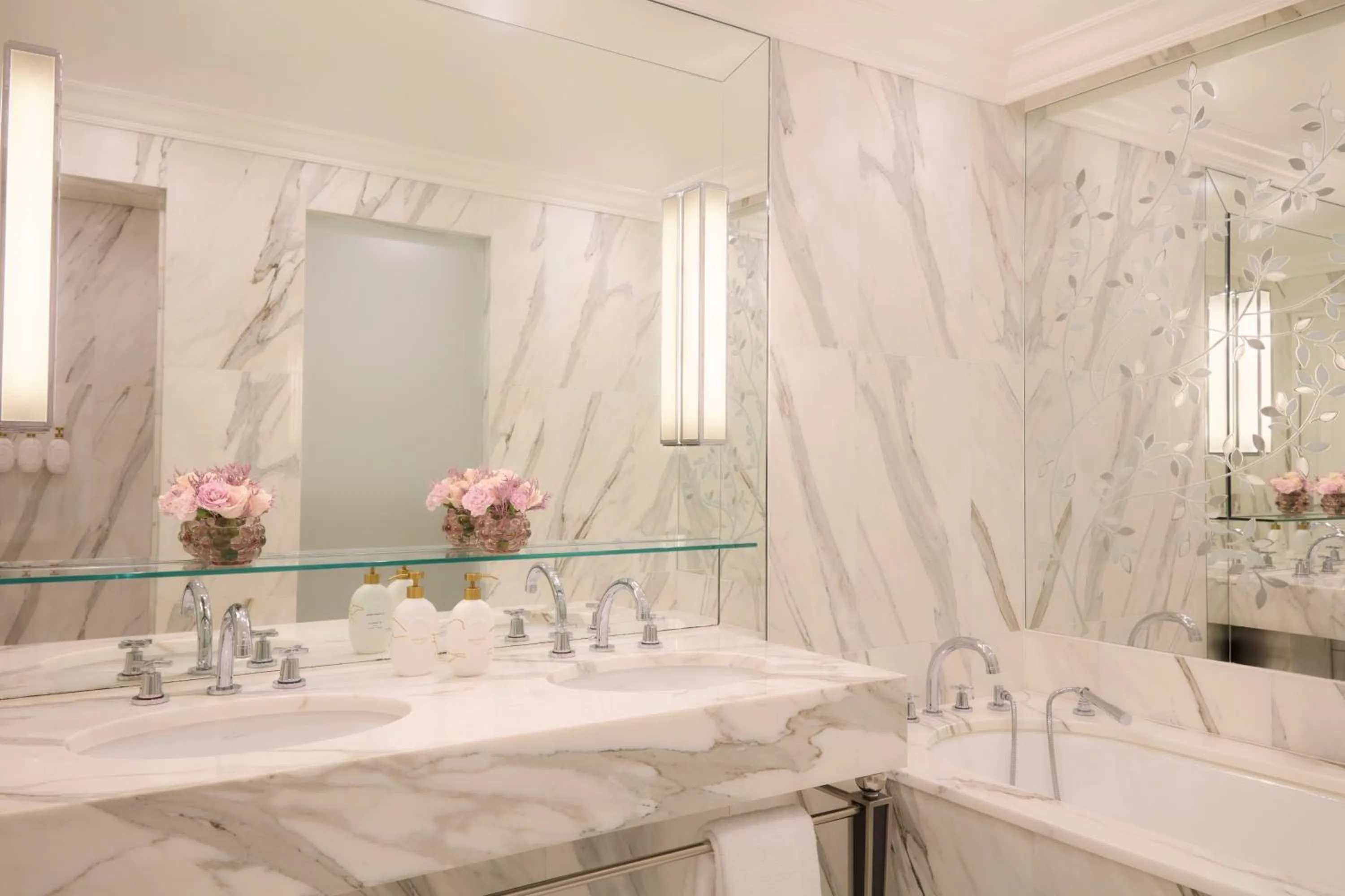 Bathroom in Hôtel Plaza Athénée - Dorchester Collection