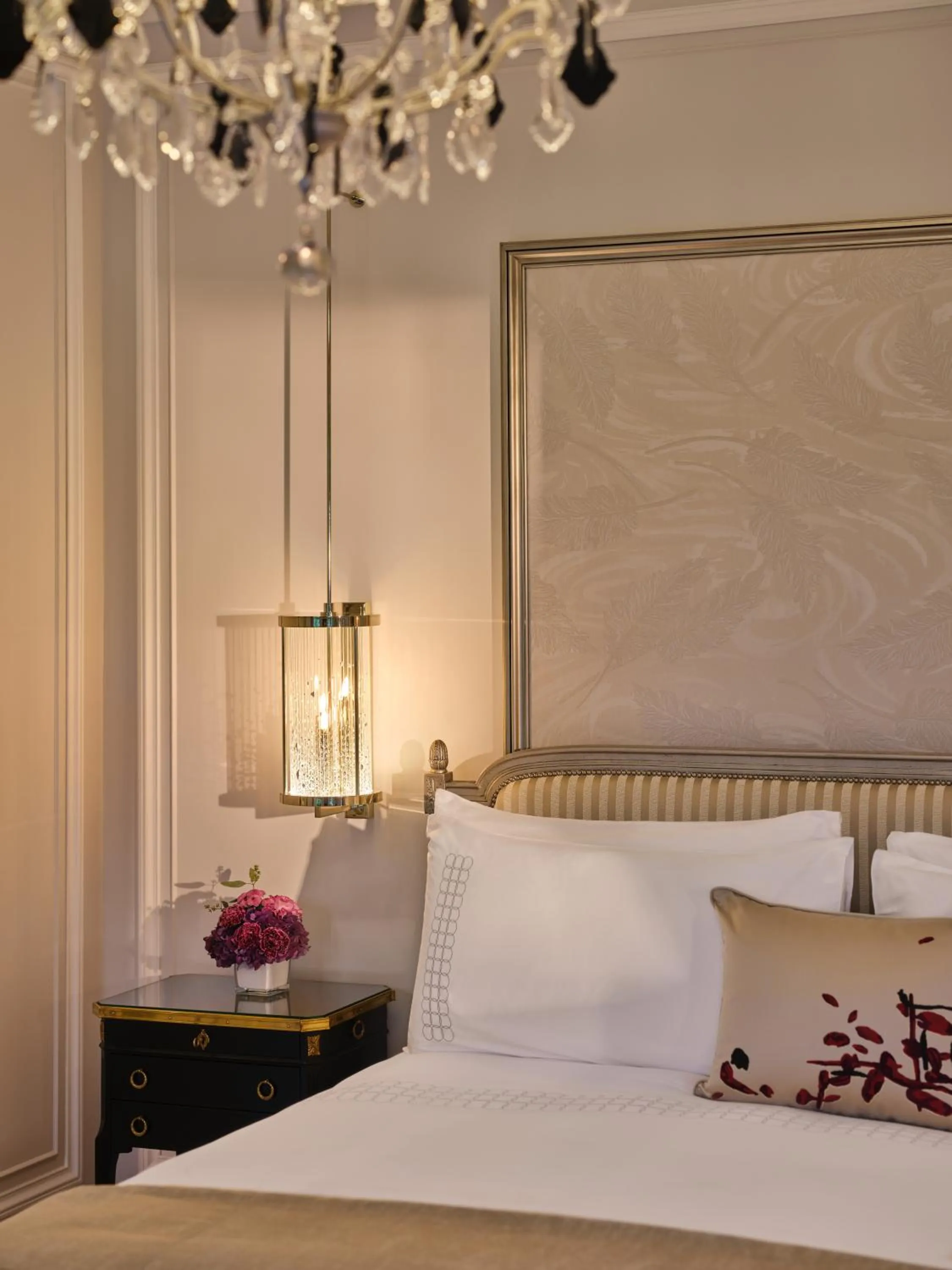 Bed in Hôtel Plaza Athénée - Dorchester Collection