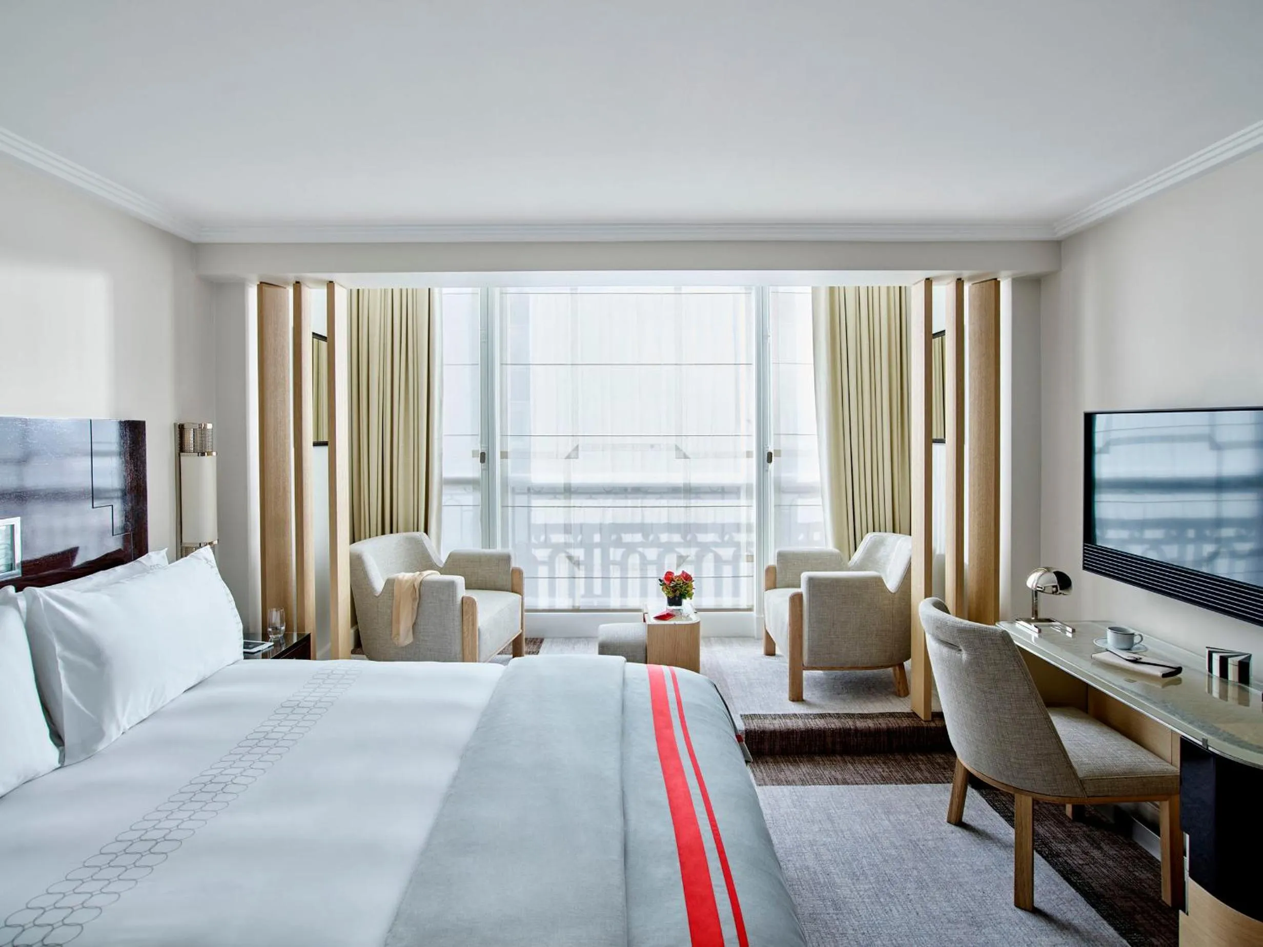 Bed in Hôtel Plaza Athénée - Dorchester Collection