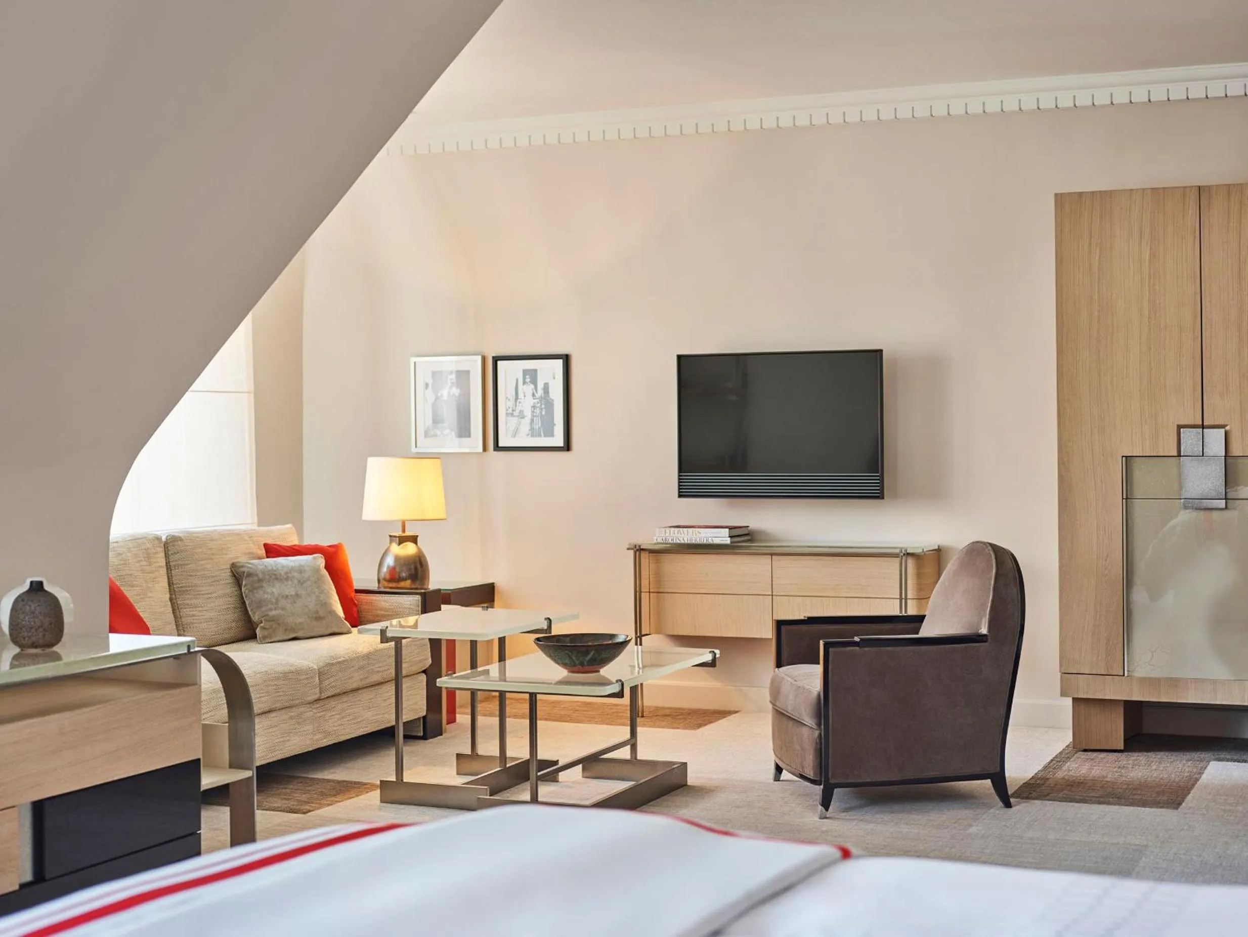 Living room, Bed in Hôtel Plaza Athénée - Dorchester Collection