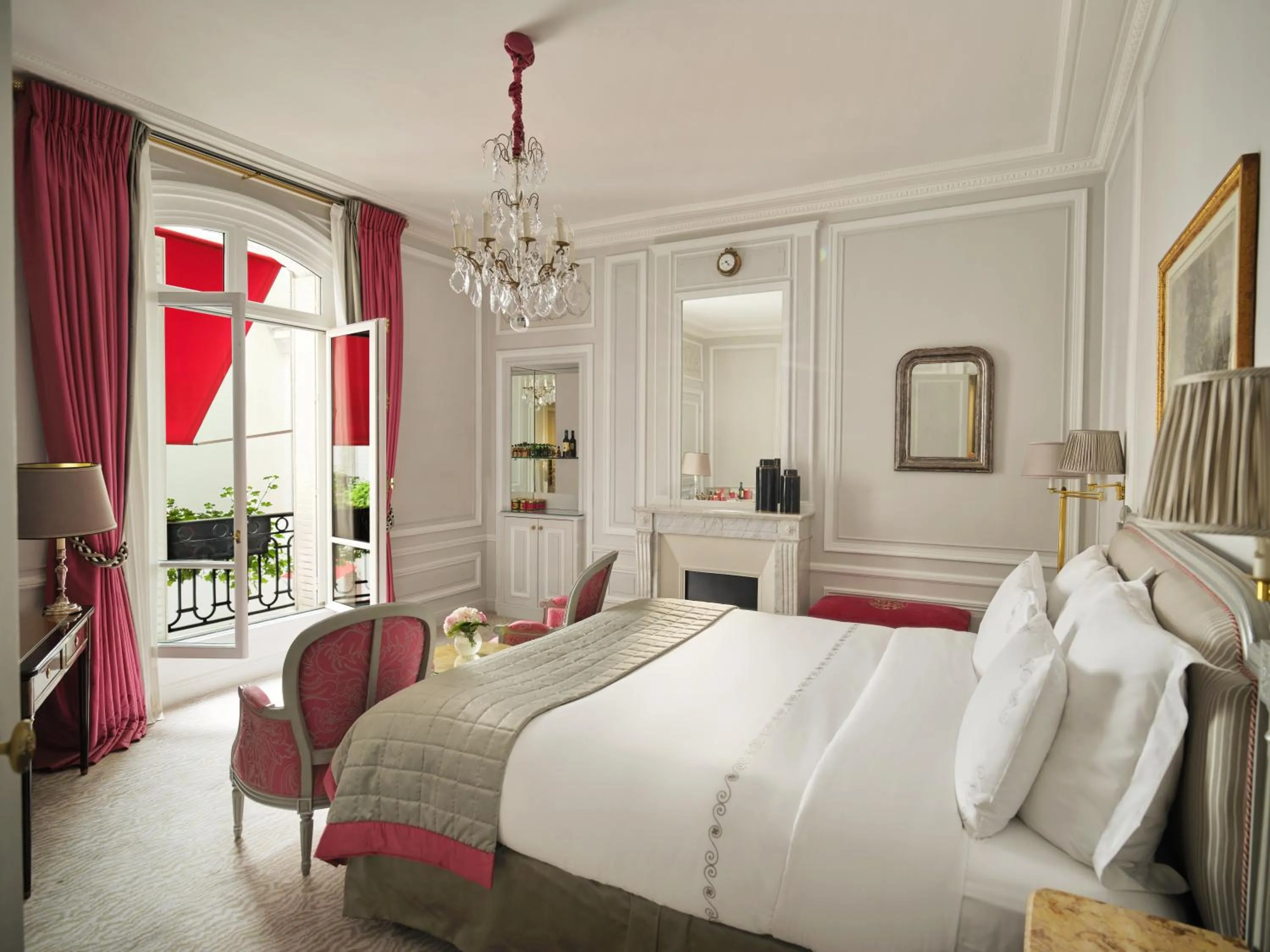 Bed in Hôtel Plaza Athénée - Dorchester Collection