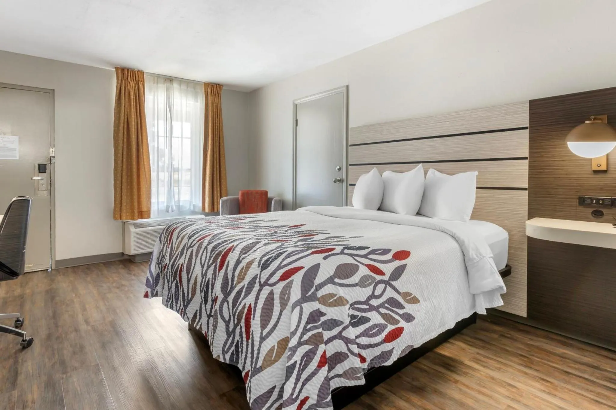 Photo of the whole room, Bed in Red Roof Inn Dunn