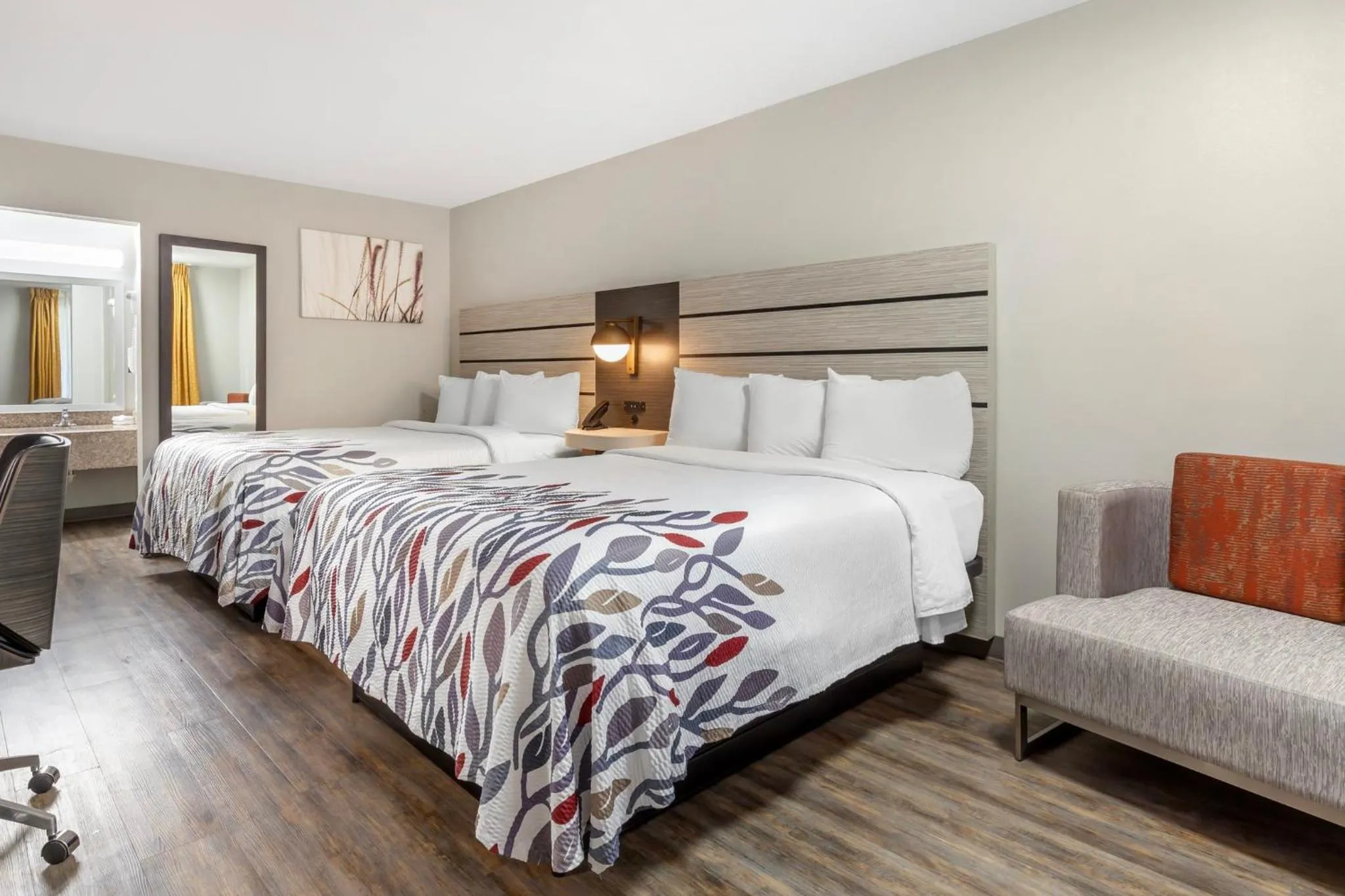 Photo of the whole room, Bed in Red Roof Inn Dunn