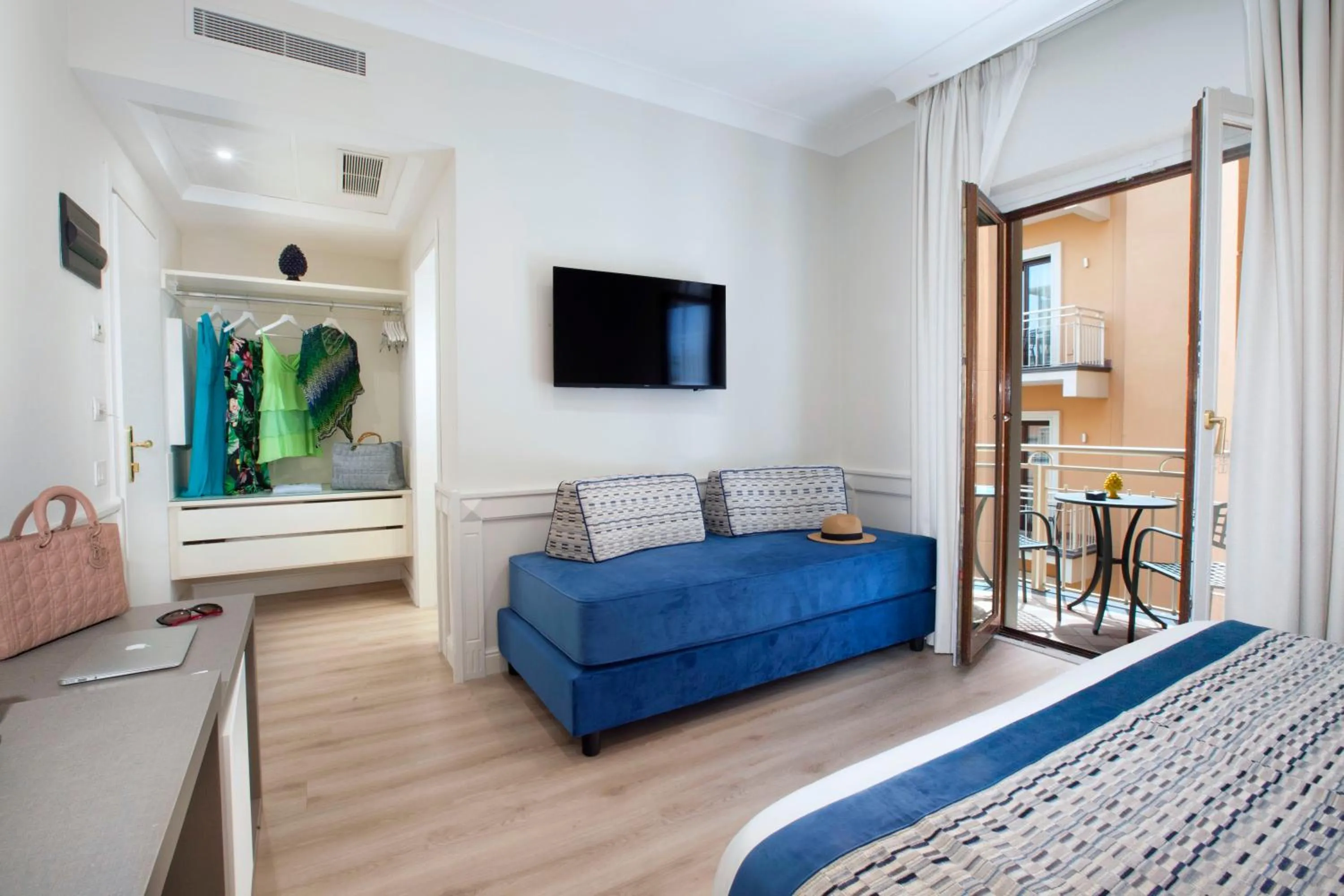 Photo of the whole room, Bed in Hotel Michelangelo