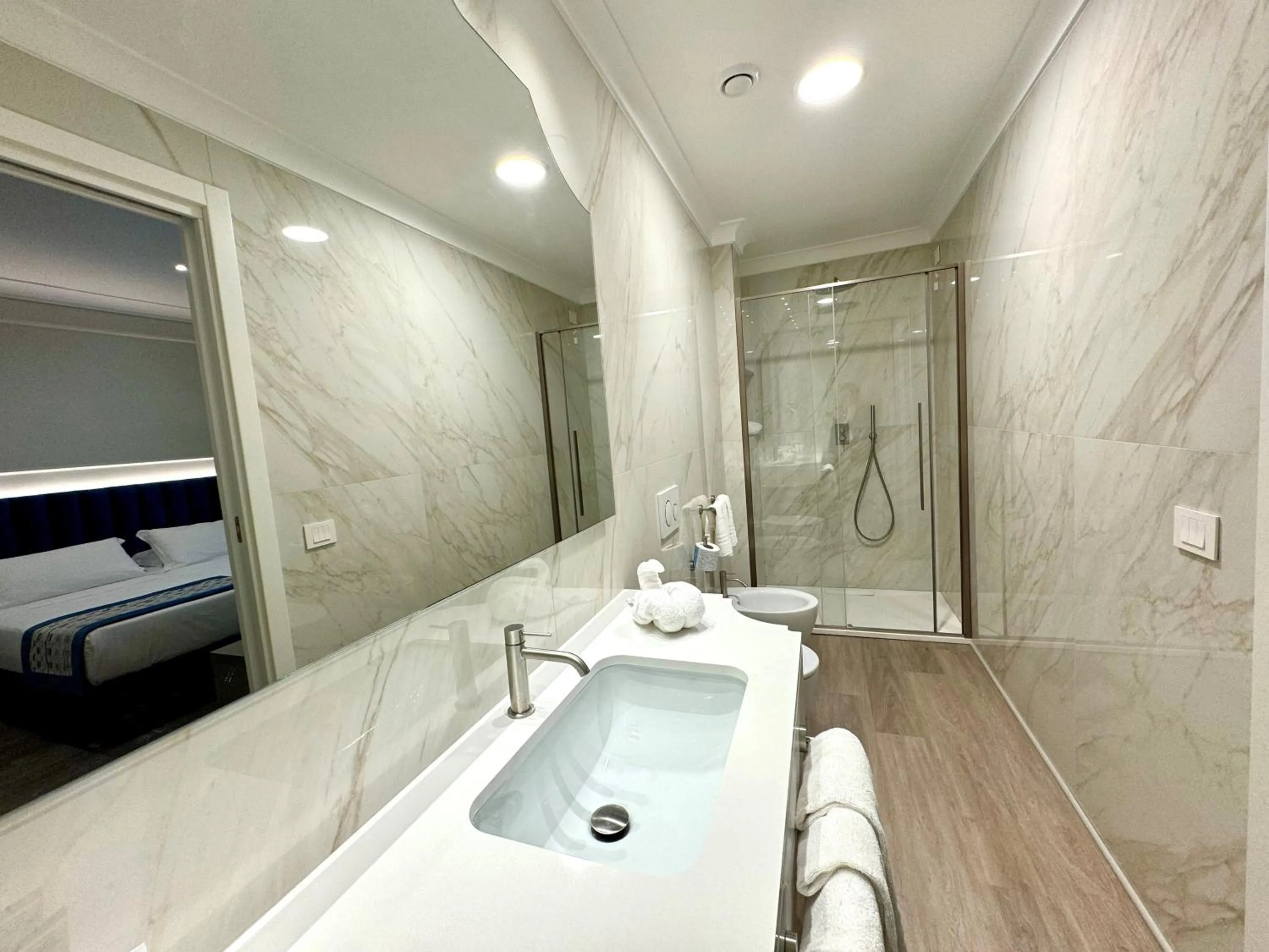 Shower in Hotel Michelangelo