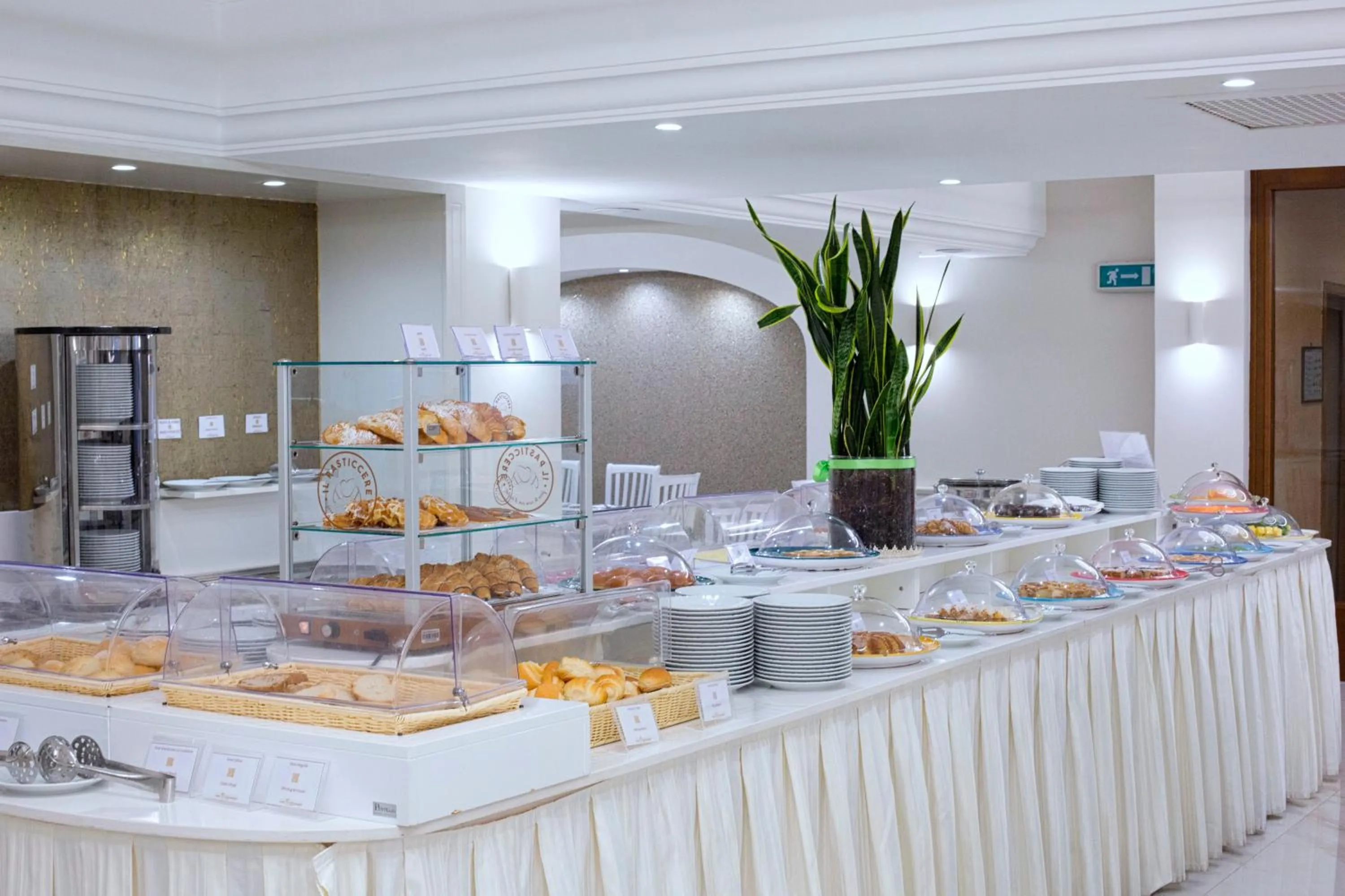 Restaurant/places to eat in Hotel Michelangelo