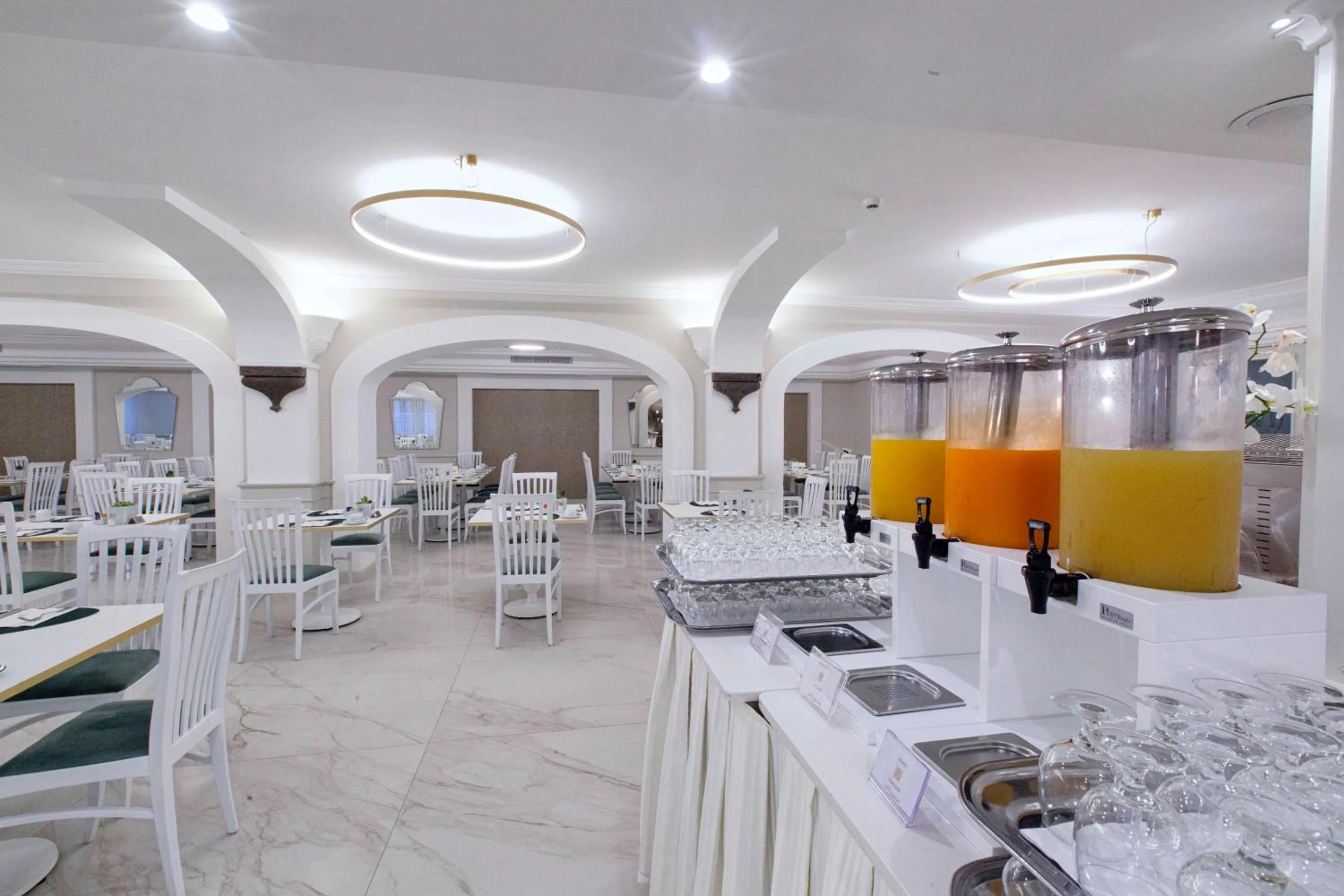 Restaurant/places to eat in Hotel Michelangelo