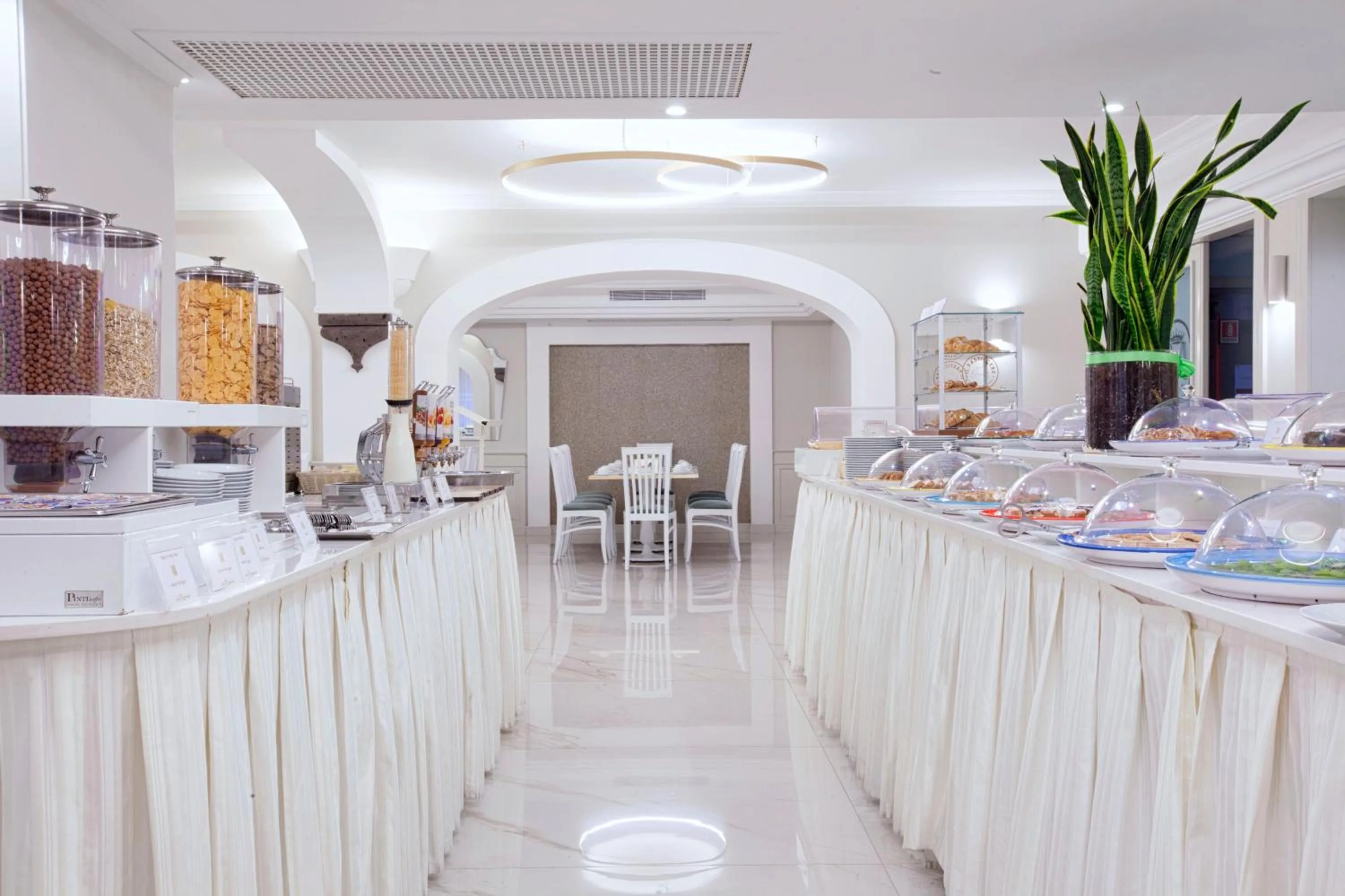 Restaurant/places to eat in Hotel Michelangelo