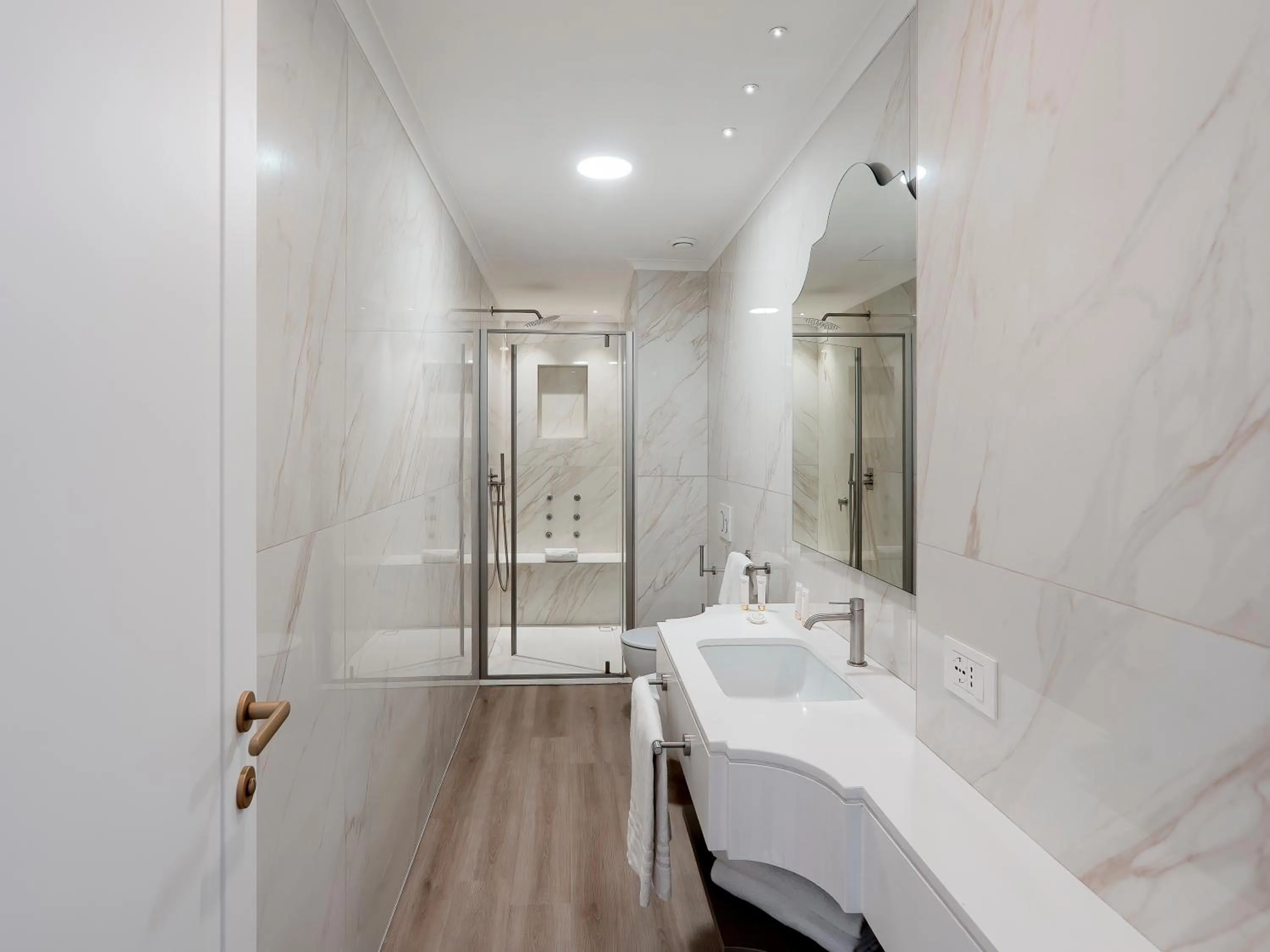 Shower in Hotel Michelangelo