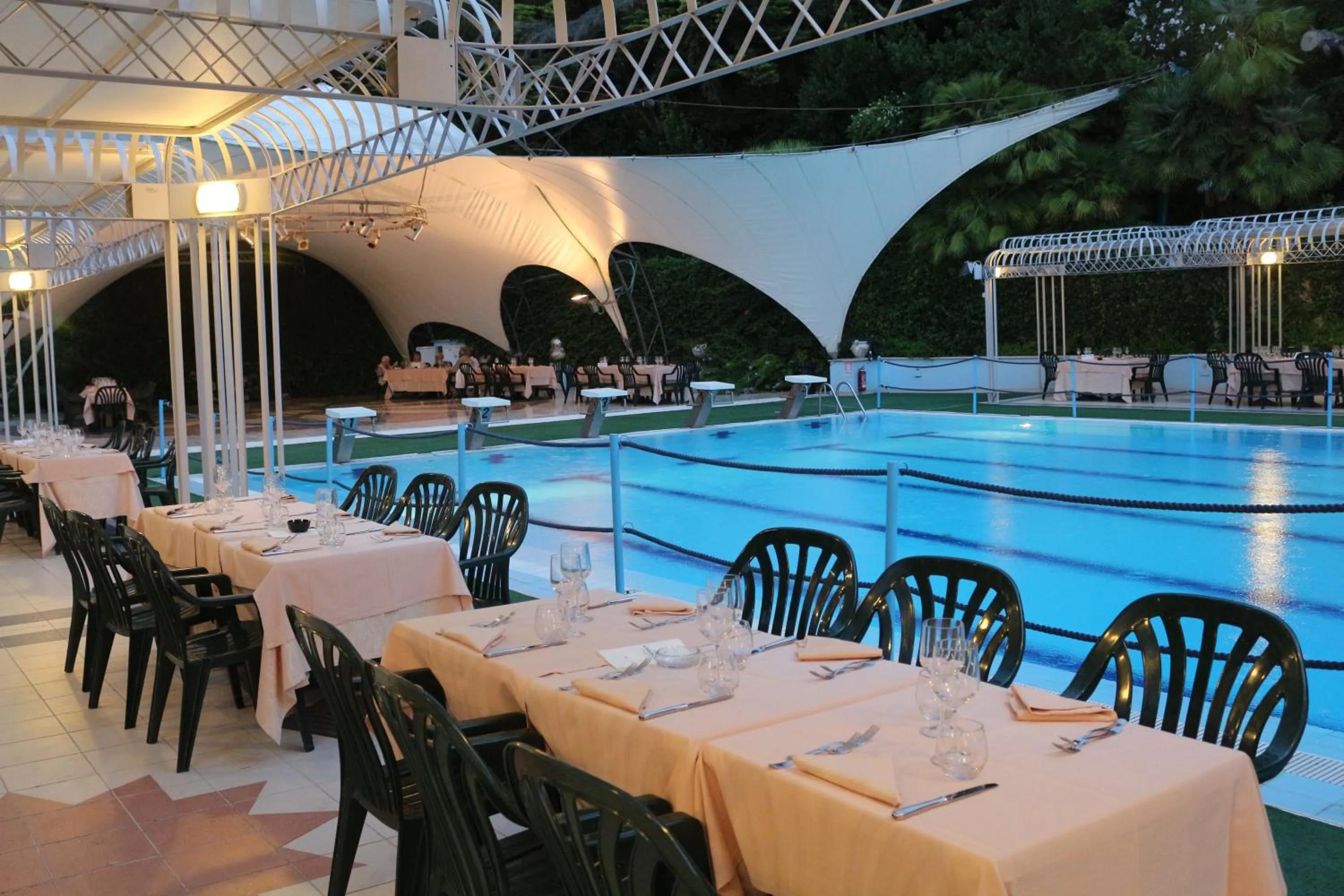 Restaurant/places to eat in Hotel Mirasole International