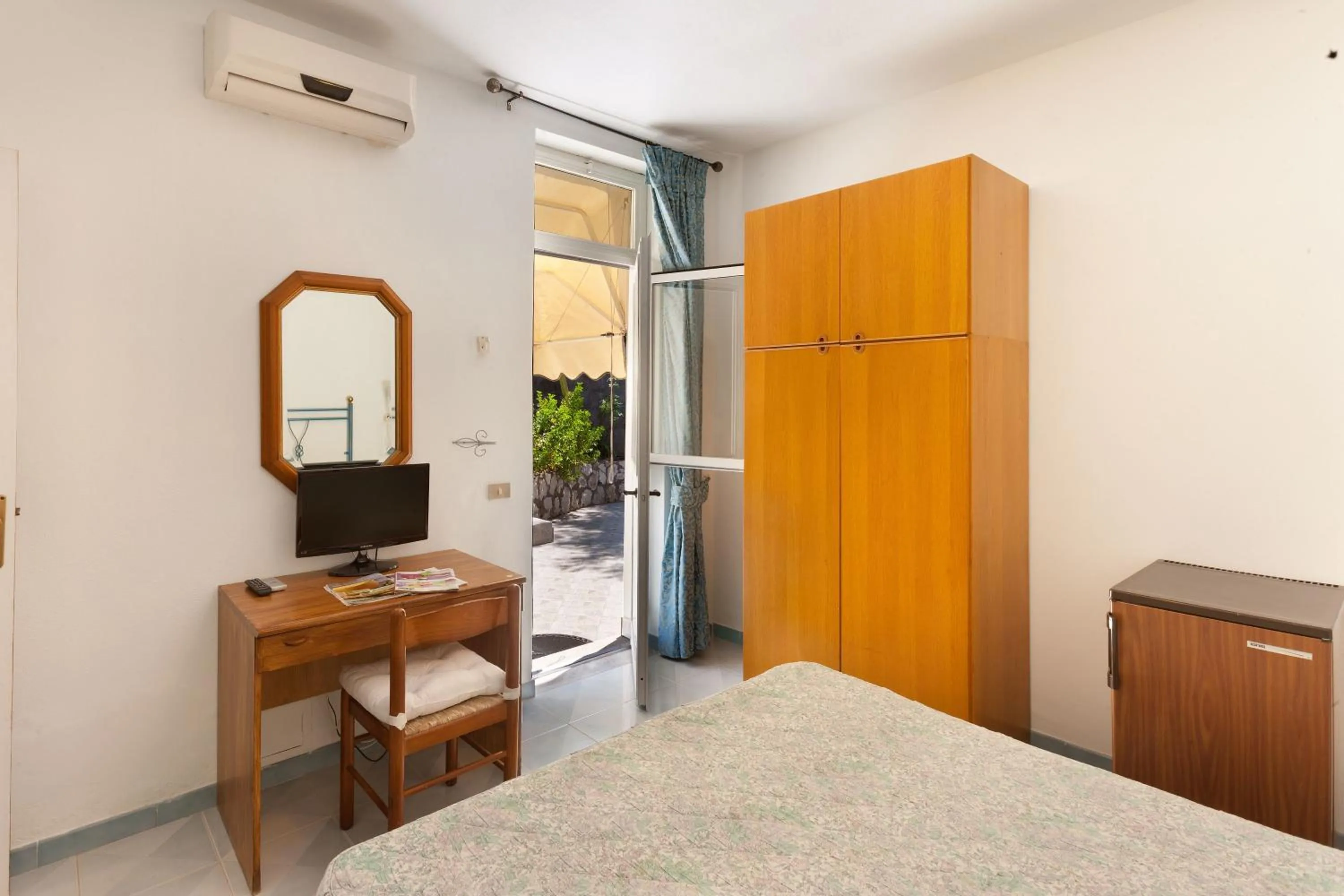 Bedroom, Bed in Villaggio Villa Lubrense