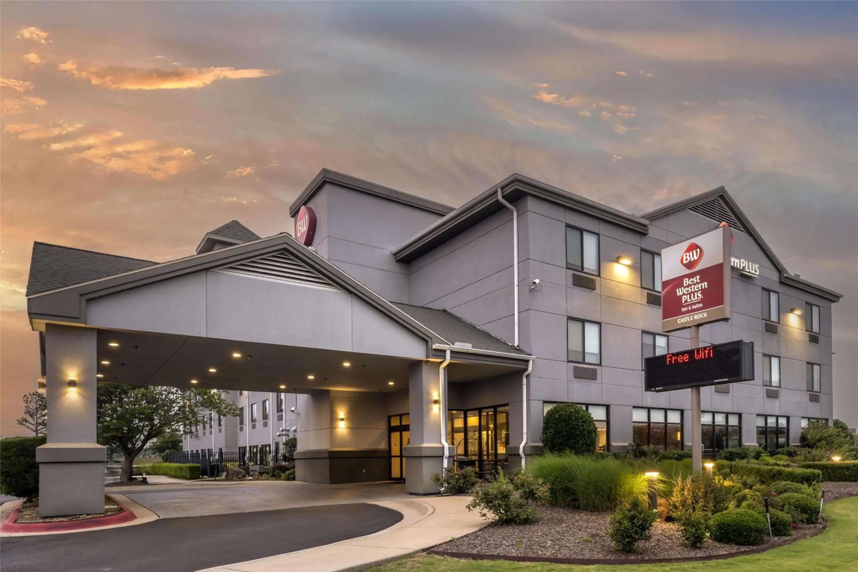 Property building in Best Western Plus Castlerock Inn & Suites