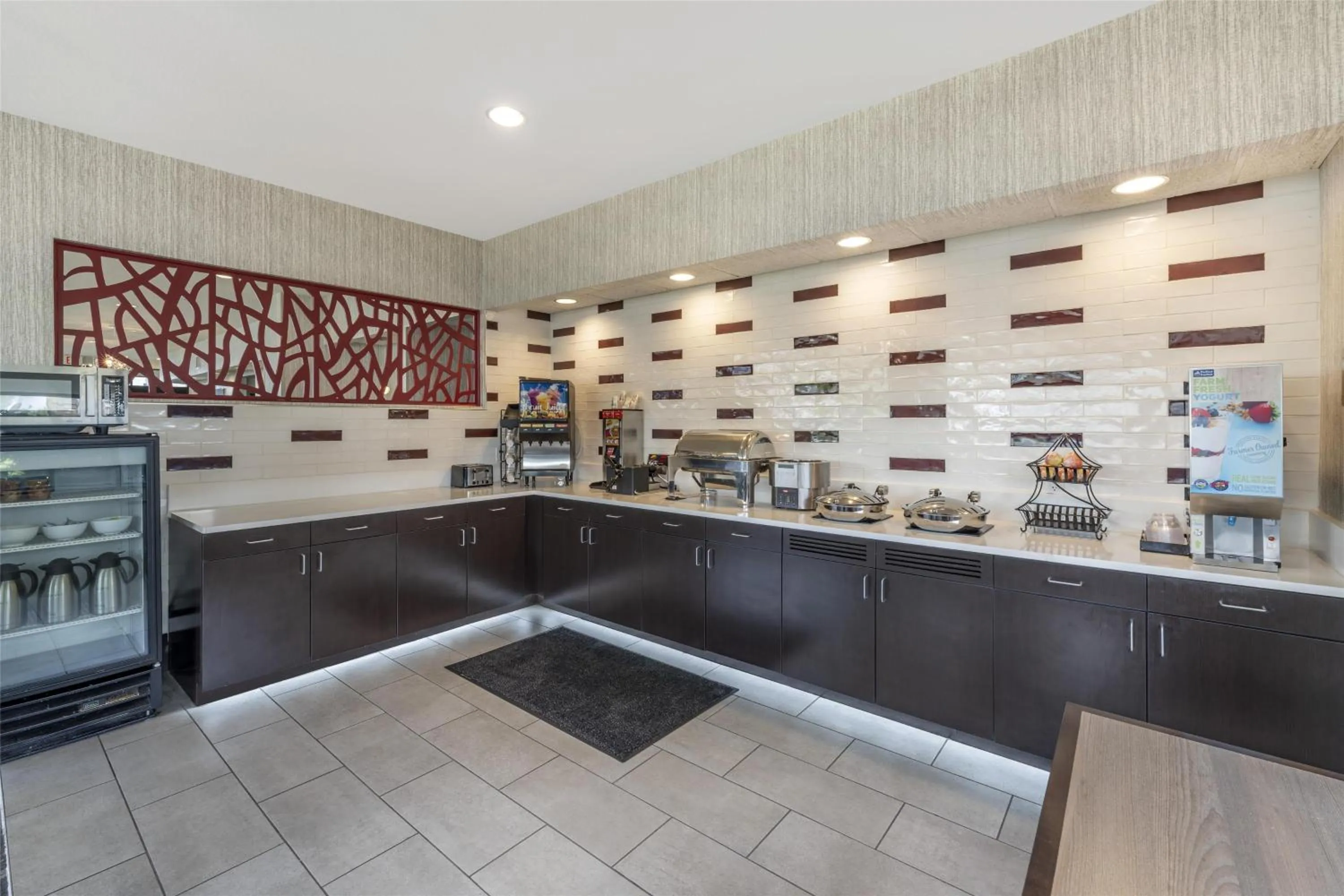 Breakfast in Best Western Plus Castlerock Inn & Suites