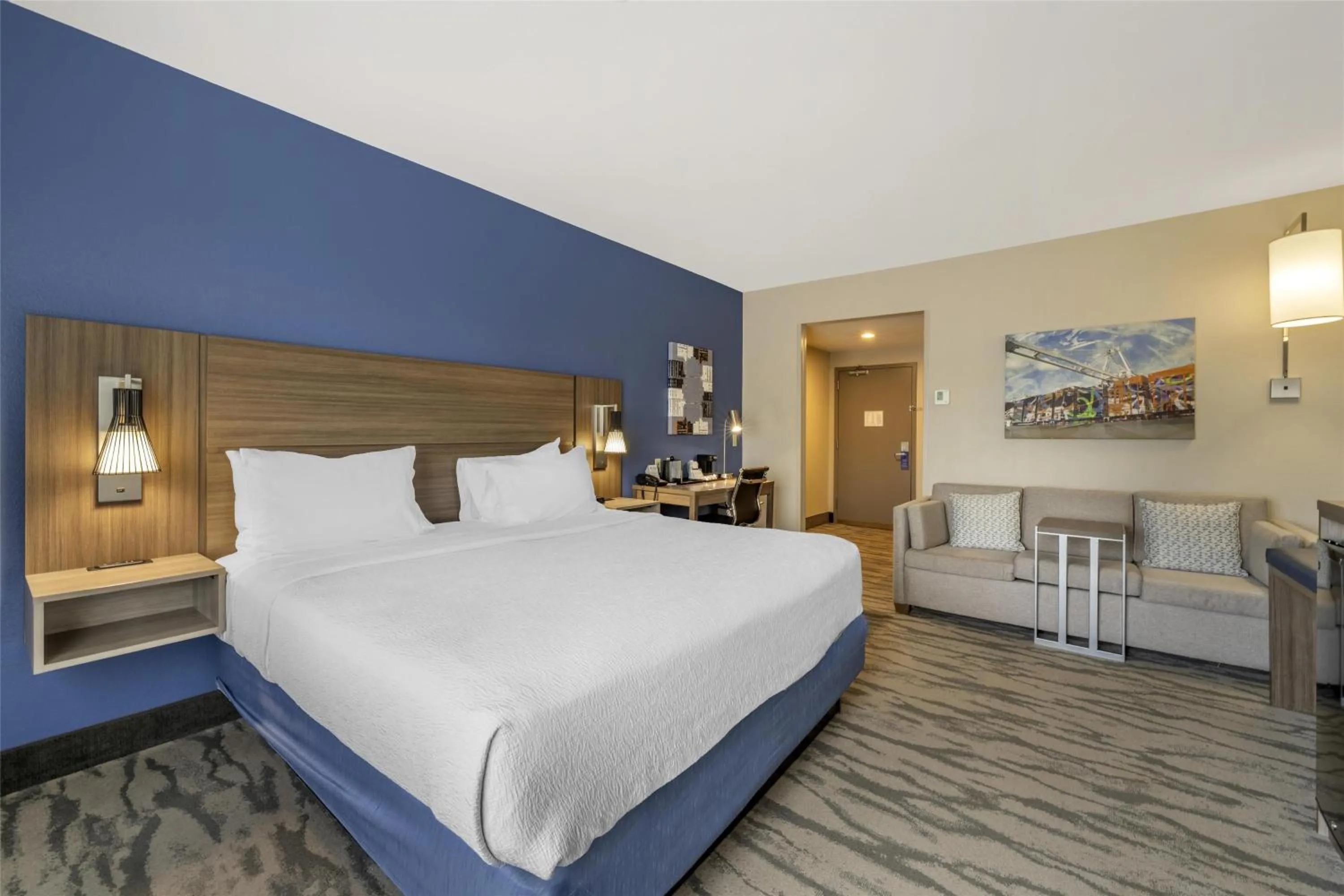 Coffee/tea facilities, Bed in Best Western Plus Castlerock Inn & Suites