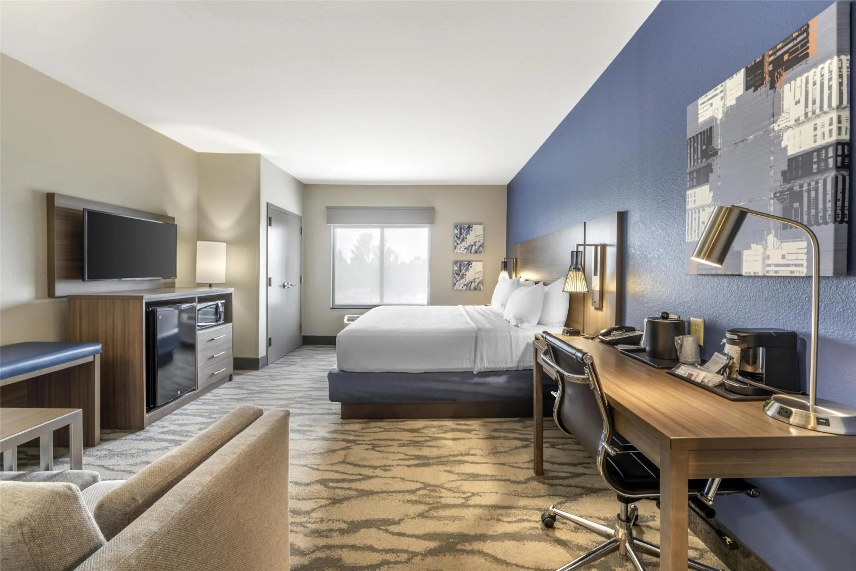 Coffee/tea facilities, Bed in Best Western Plus Castlerock Inn & Suites