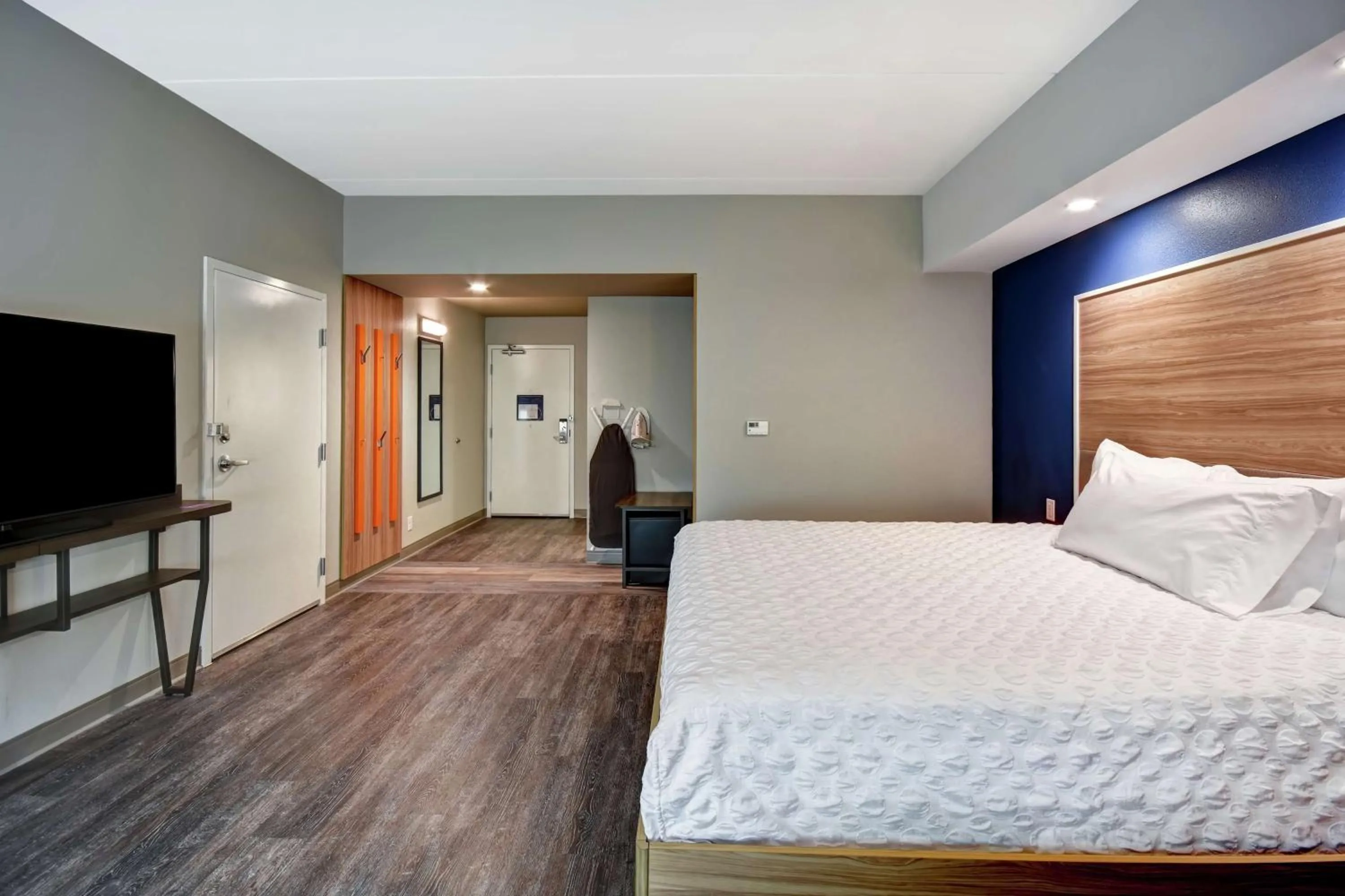 Photo of the whole room, Bed in Tru By Hilton Raleigh Durham Airport