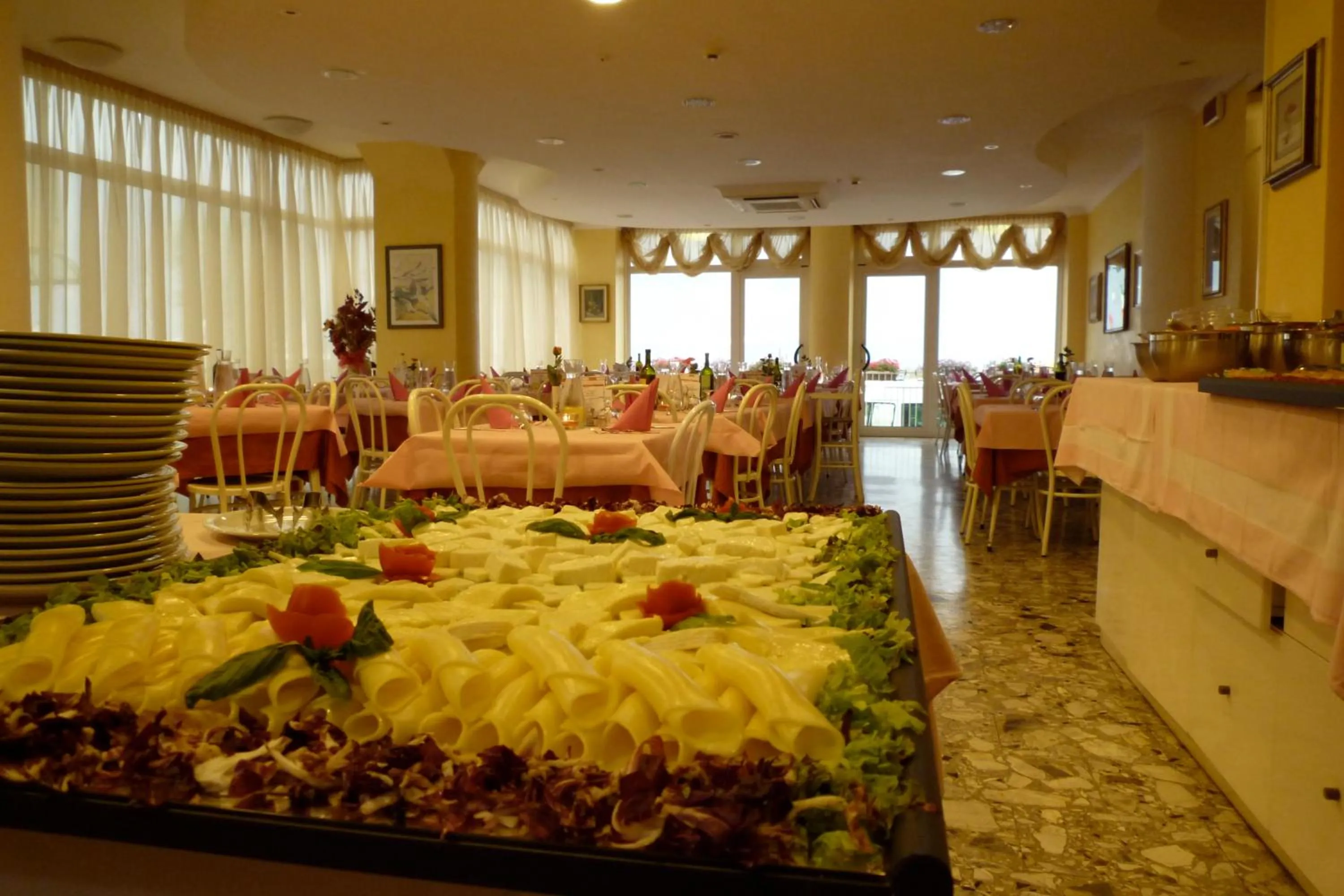 Restaurant/places to eat in Hotel Sara