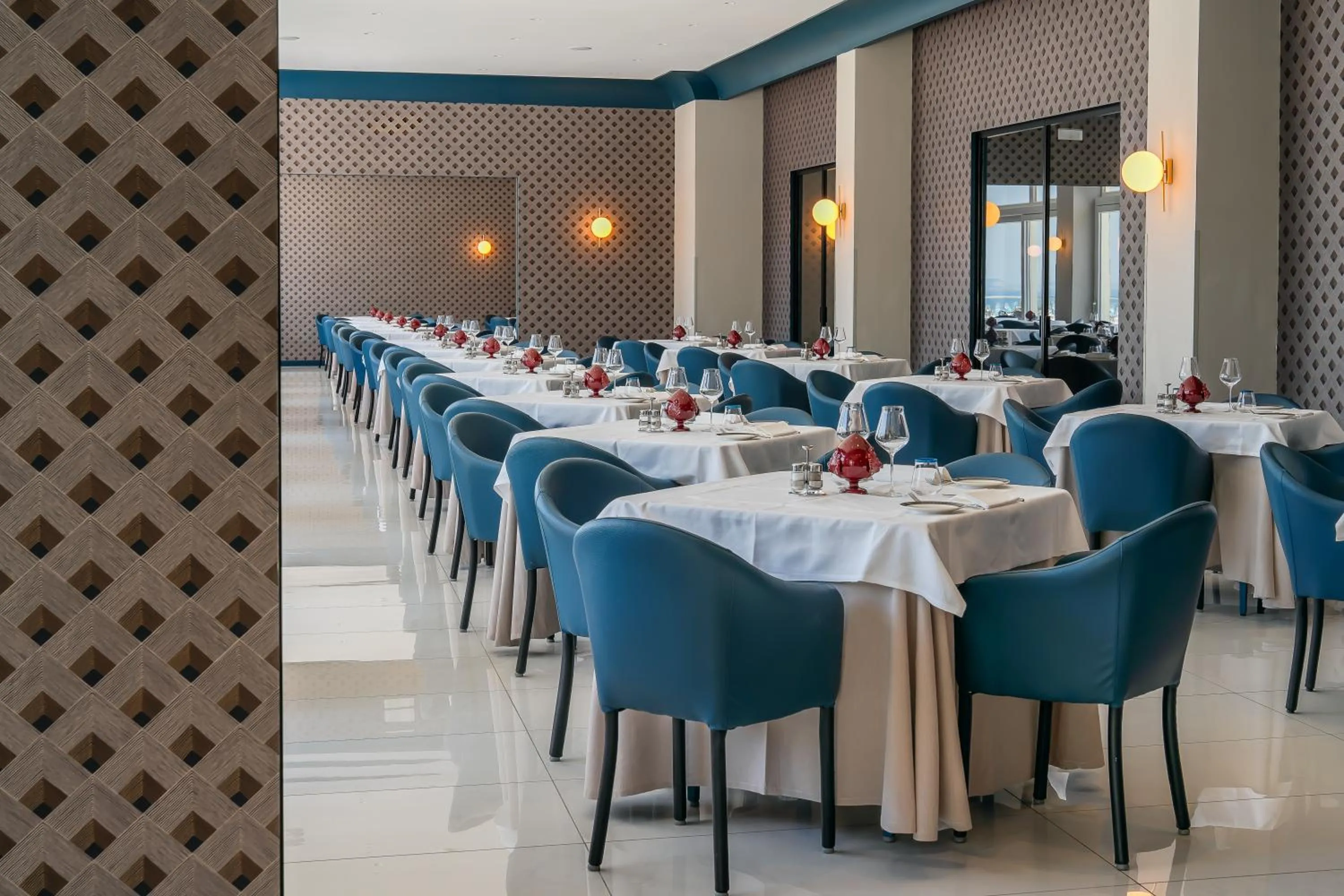 Restaurant/places to eat in Hotel Mary