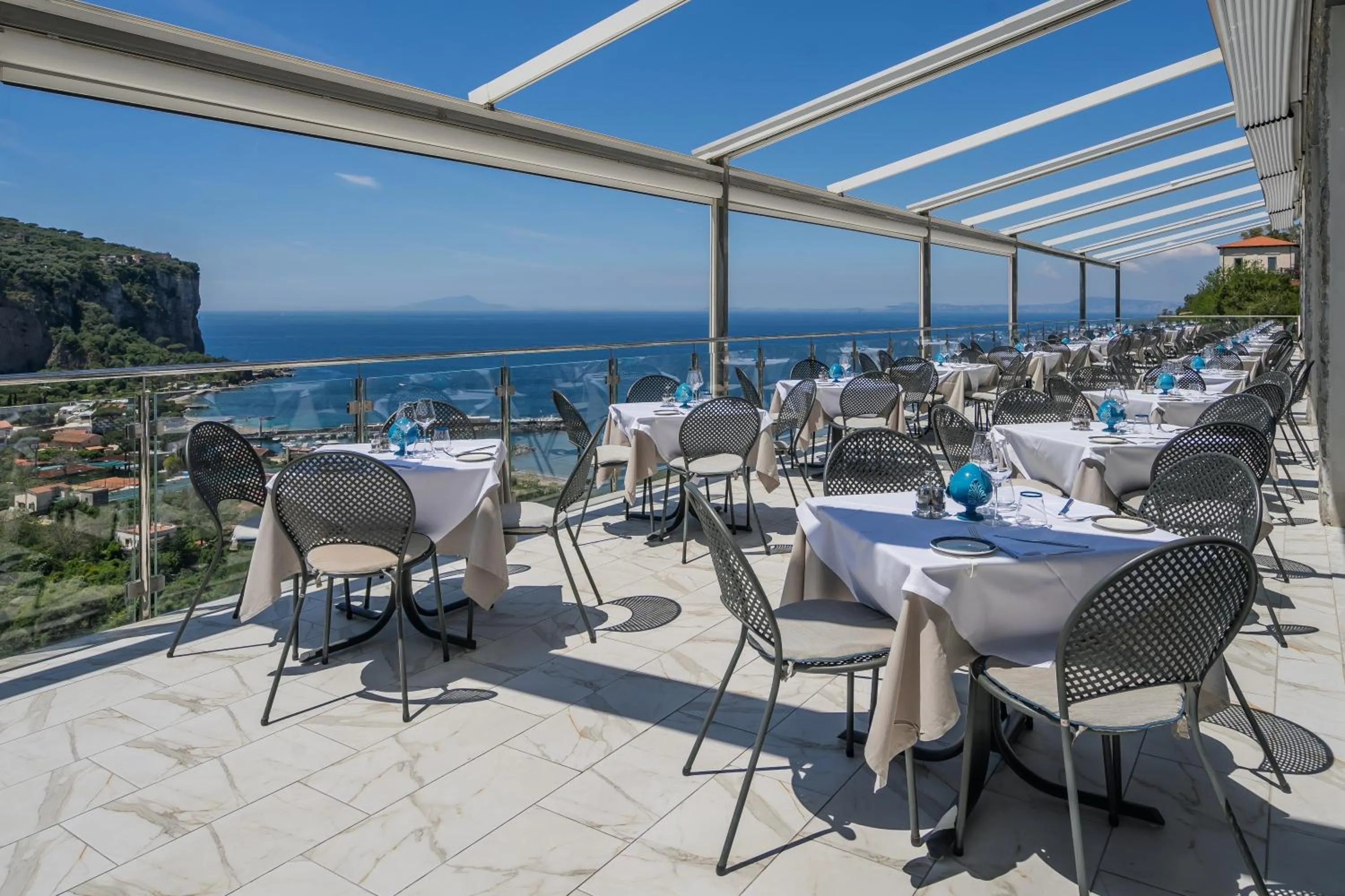 Restaurant/places to eat in Hotel Mary