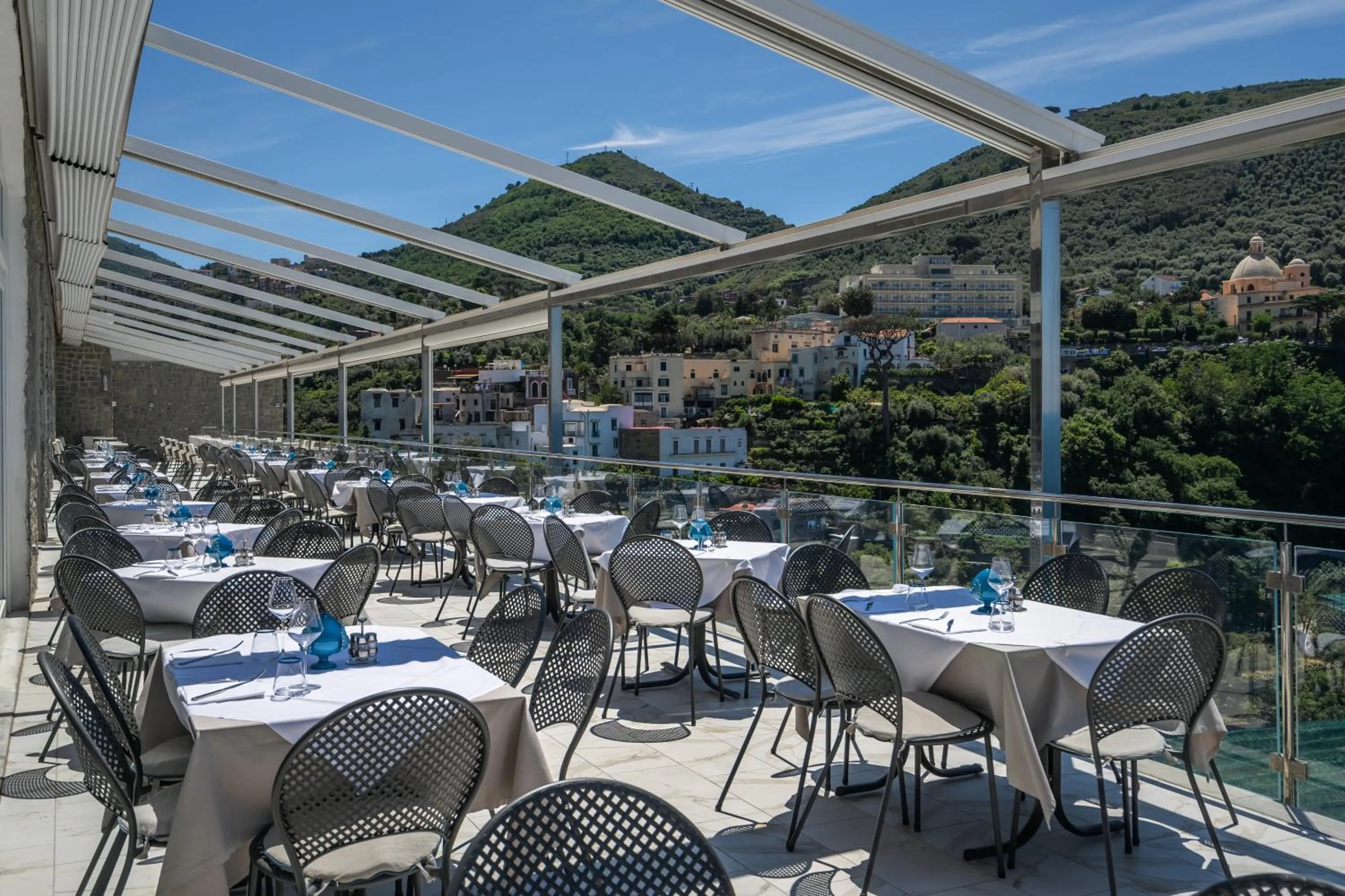 Restaurant/places to eat in Hotel Mary