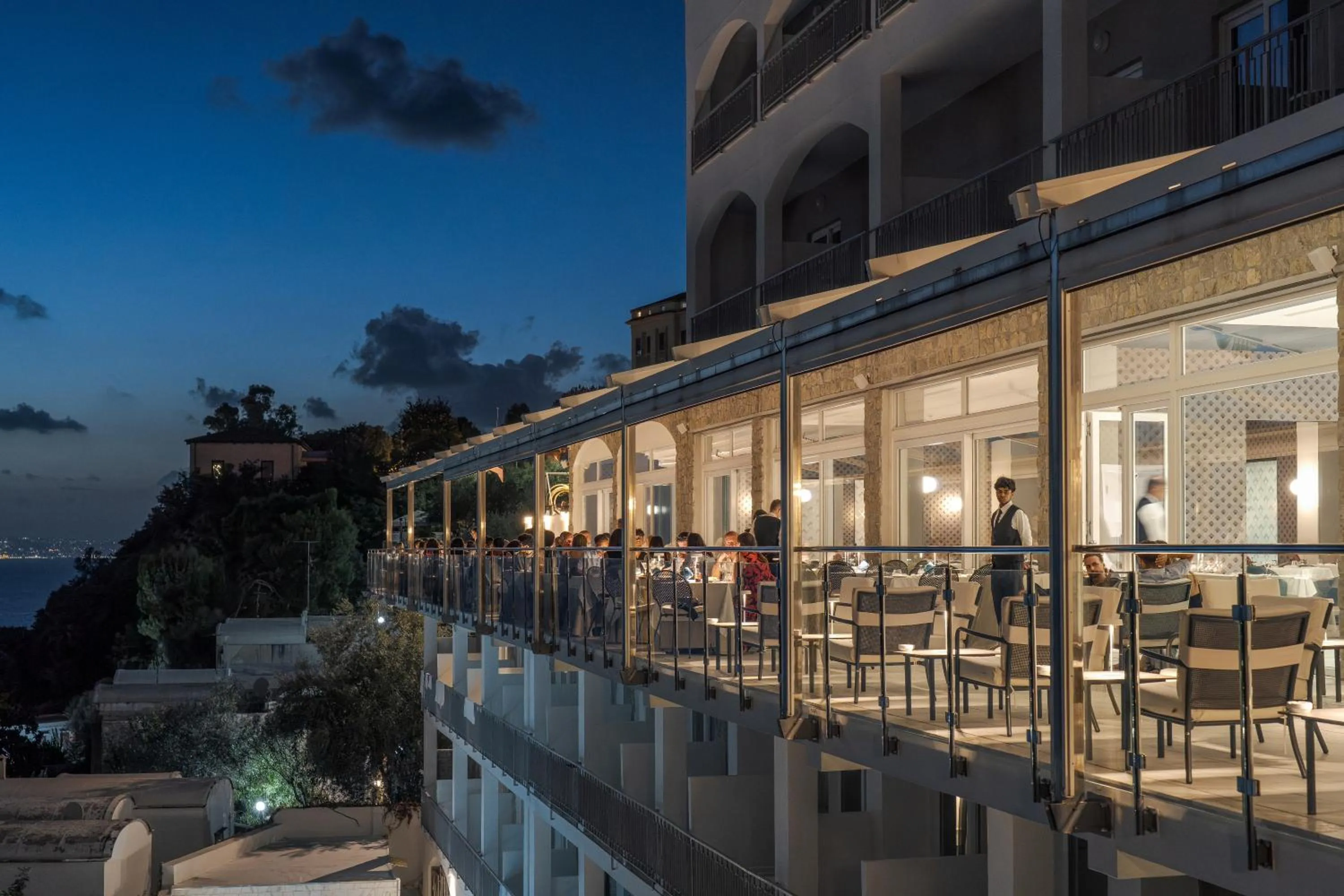 Restaurant/places to eat in Hotel Mary